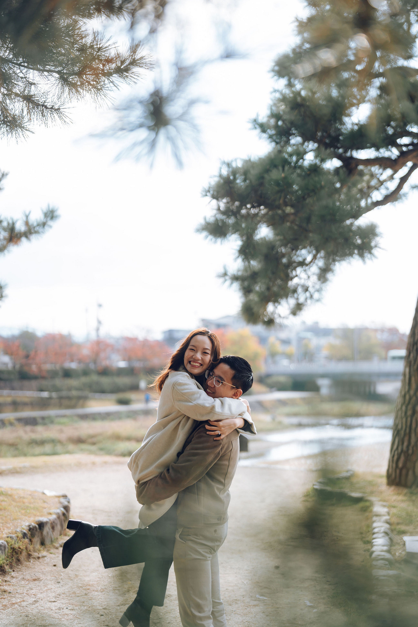Kyoto Pre-Wedding Photoshoot | Kamo River, Nara Deer Park & Mt. Wakakusa at Kamo River pre-wedding photo