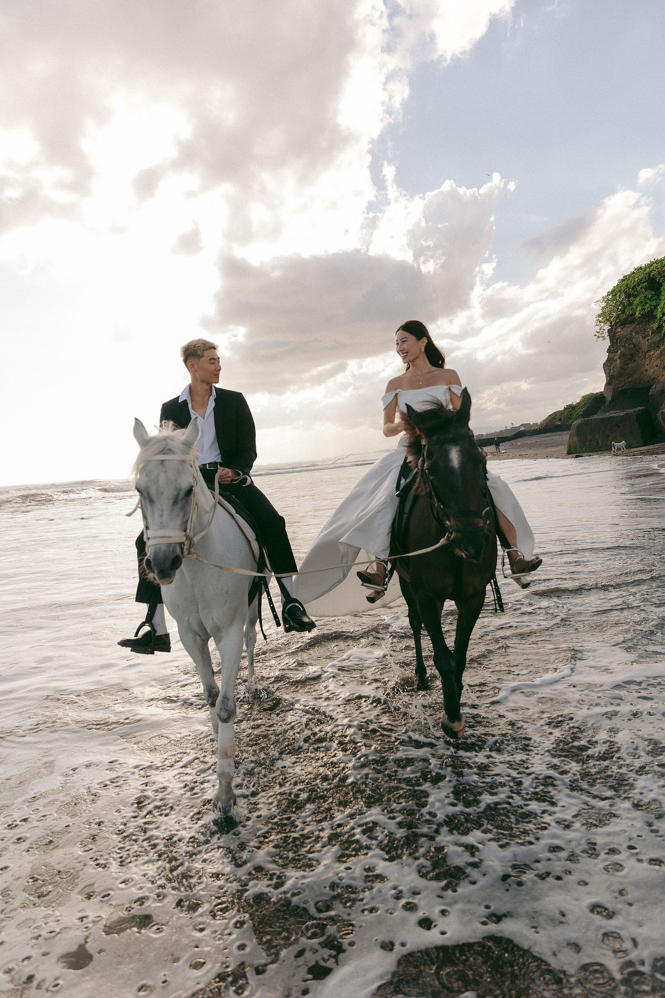 Bali Pre-Wedding Photoshoot | Mt. Batur Pinggan Village, Gelato Diner & Black Sand Beach at Beach   pre-wedding photo