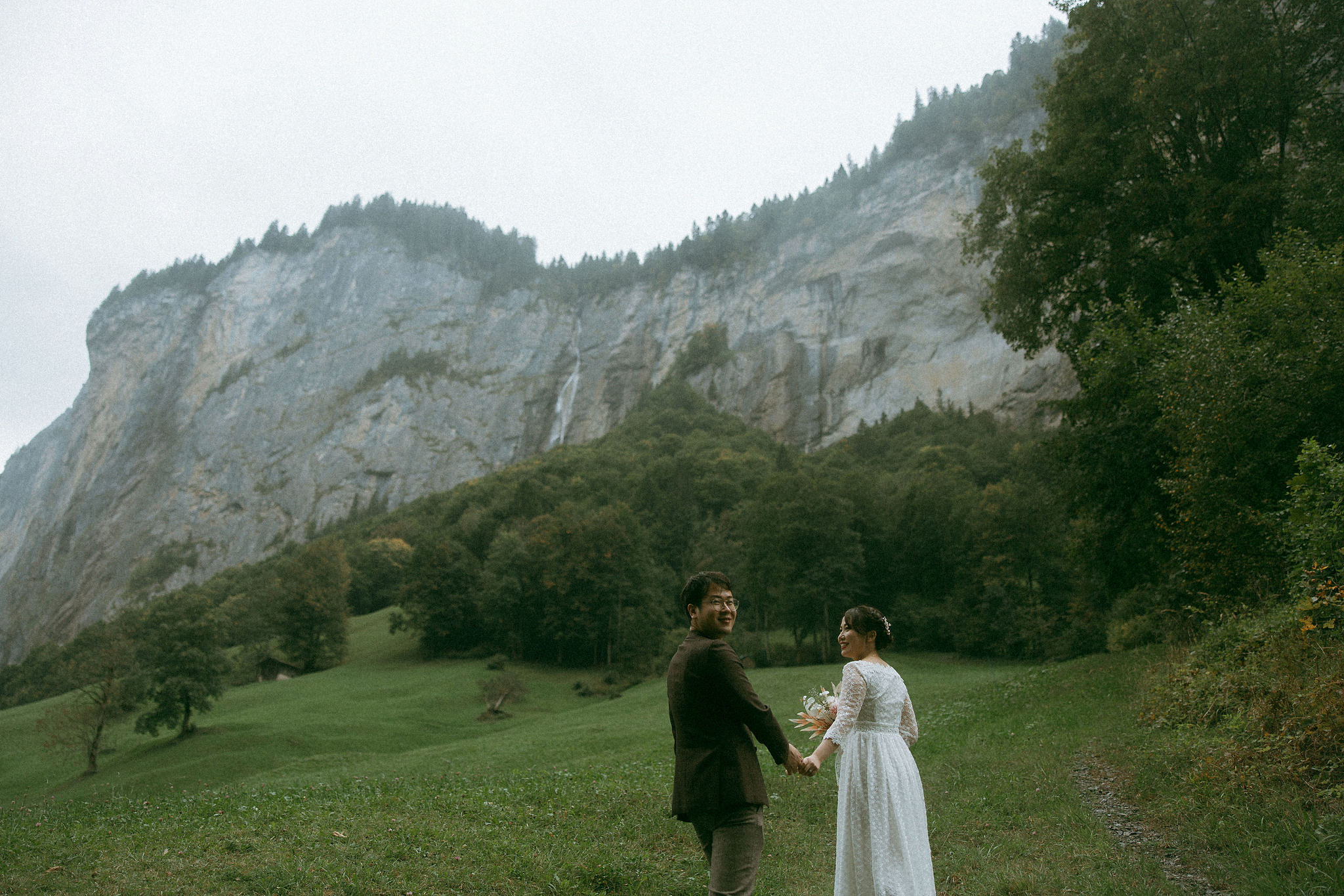 Switzerland Honeymoon Photoshoot Lucerne City Grindelwald First Cliff Lauterbrunnen Village at Lauterbrunnen pre-wedding photo