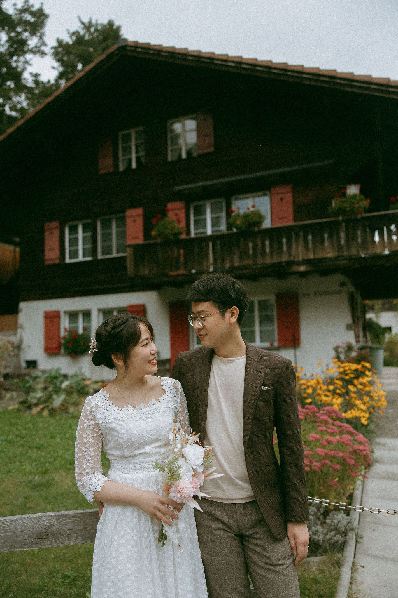 Switzerland Honeymoon Photoshoot Lucerne City Grindelwald First Cliff Lauterbrunnen Village at Lauterbrunnen pre-wedding photo