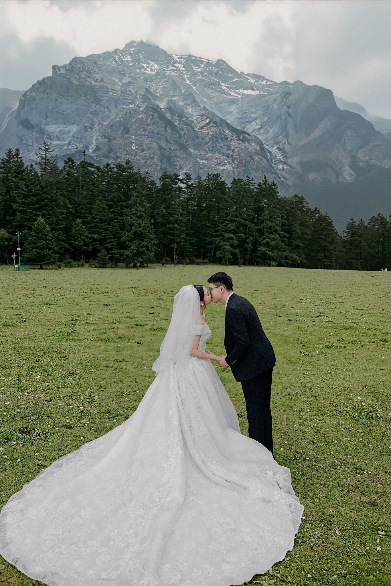 Lijiang, Yunnan Pre-Wedding Photoshoot | Spruce Meadow, Blue Moon Valley, Yulong Snow Mountain & Shuhe Ancient Town at Spruce Meadow pre-wedding photo