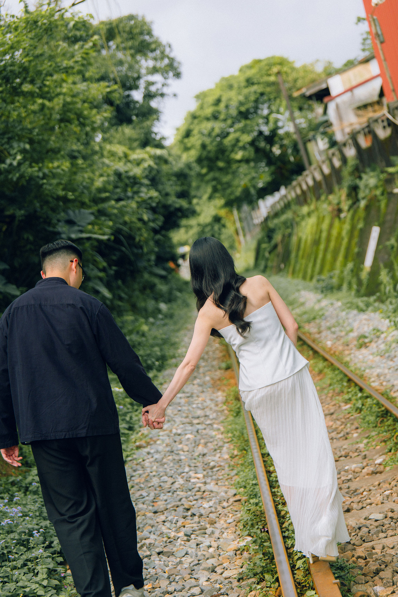 Taiwan Pre-Wedding Photoshoot | Dadaocheng, Shifen & Jiufen at Shifen pre-wedding photo