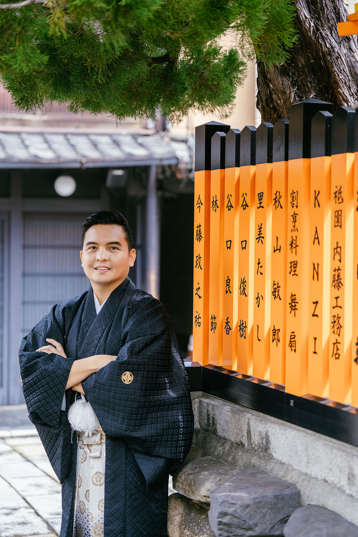 Kyoto Pre-Wedding Photoshoot | Gion Canal, Ninenzaka & Mount Wakakusa at Gion Shirakawa Canal pre-wedding photo