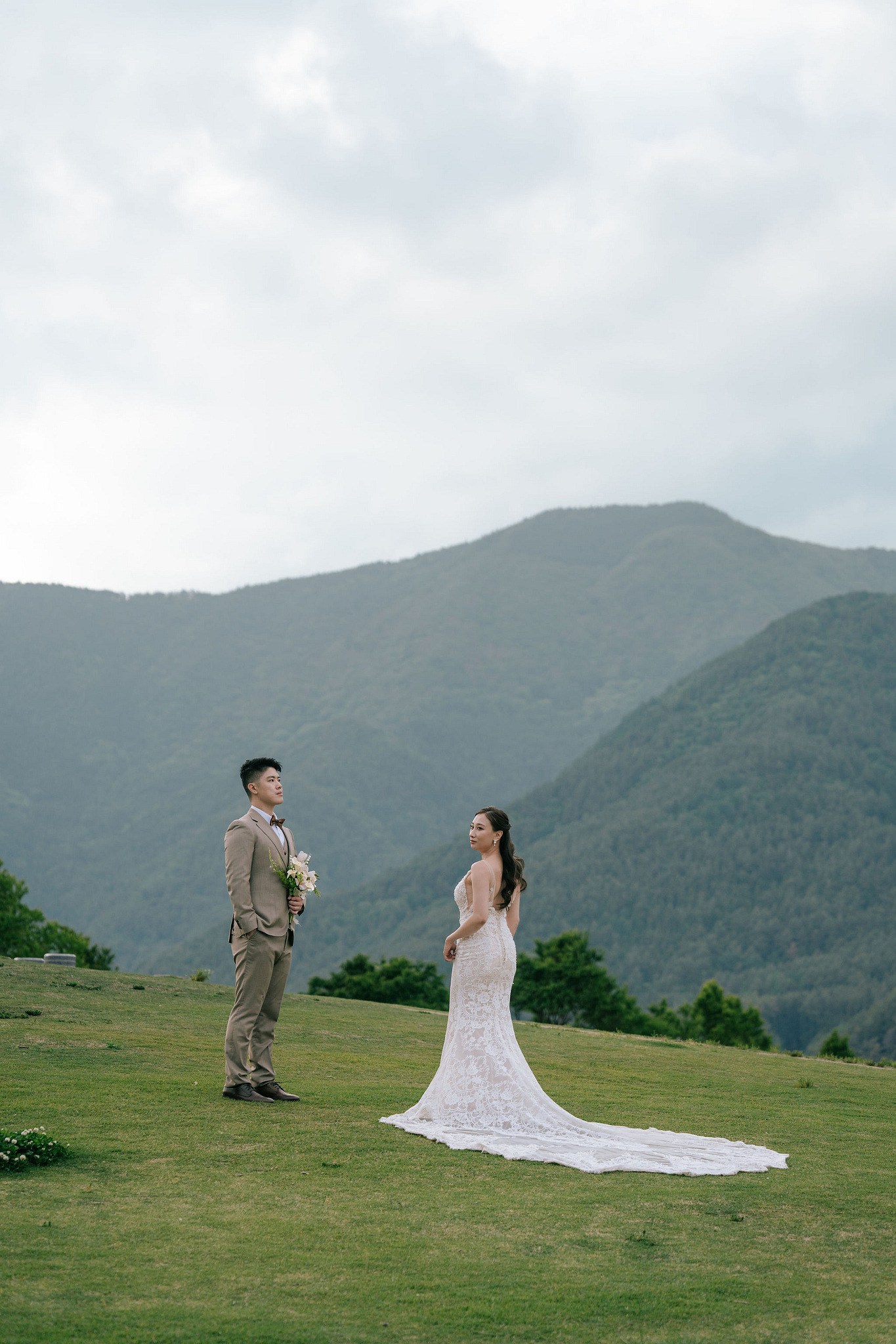 Mt. Fuji Pre-Wedding Photoshoot | Mt. Fuji Village, Oishi Park & Mt. Fuji Park at Mt. Fuji Park pre-wedding photo