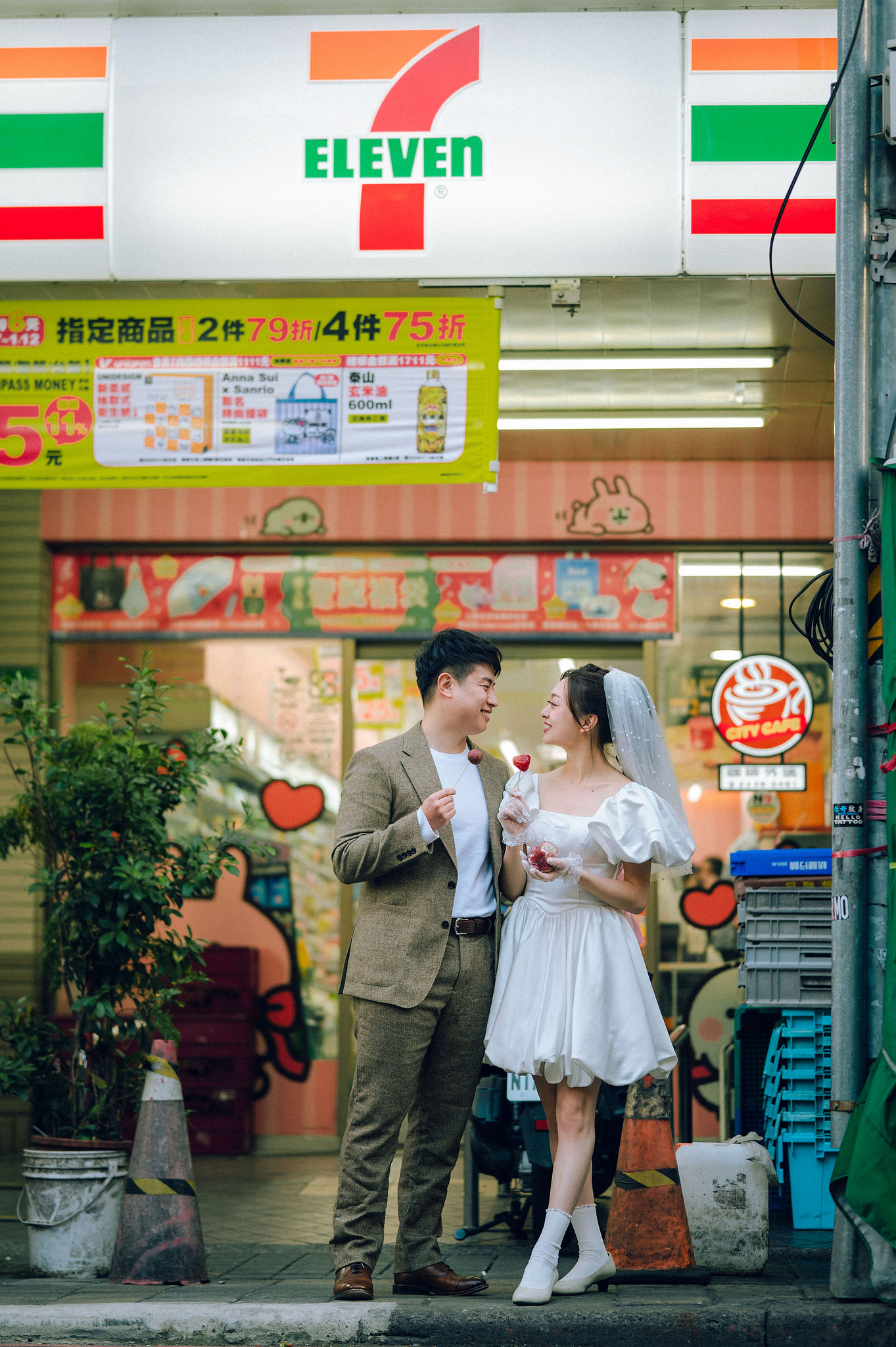 Taiwan Pre-Wedding Photoshoot | Dadaocheng, Nanjing Road & Huaxi Street at Huaxi Street pre-wedding photo