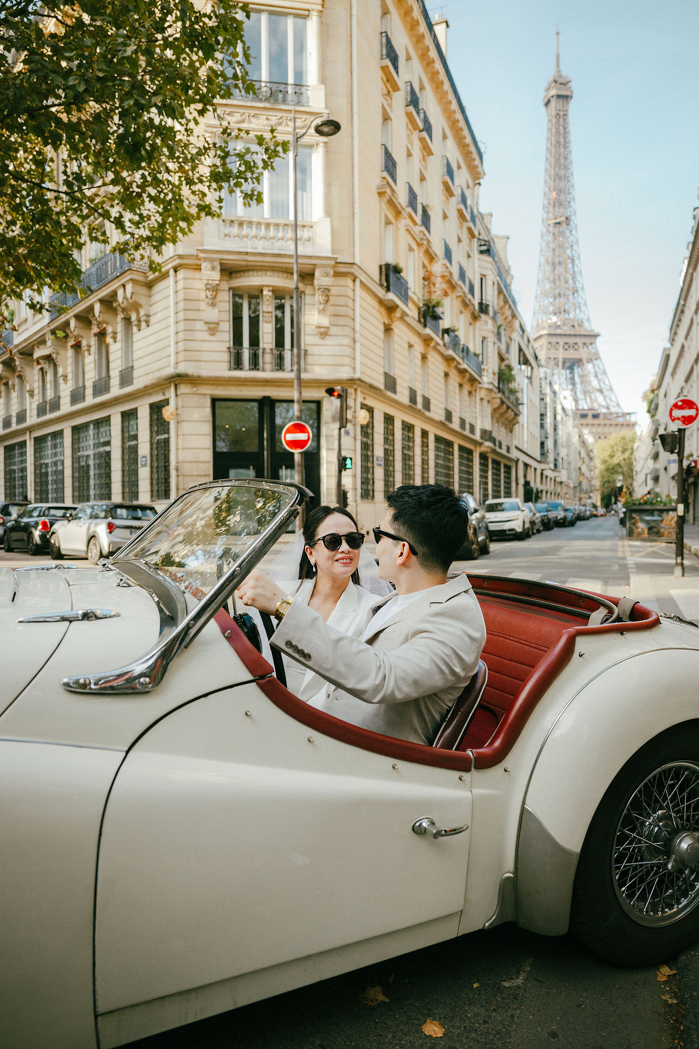 Paris Pre-Wedding Photoshoot | Trocadéro, Vintage Car, Parisian Café, Paris Rooftop & Louvre at Vintage Car pre-wedding photo