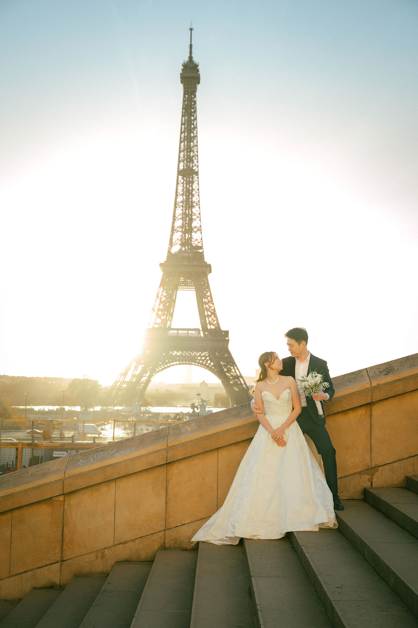 Paris Sunrise Pre-Wedding Photoshoot | Place du Trocadéro, Louvre, Parisian Café & Bir-Hakeim Bridge 巴黎日出婚紗攝影｜特羅卡德羅廣場、羅浮宮、巴黎咖啡館與比爾阿克姆橋 at Place du Trocadéro pre-wedding photo