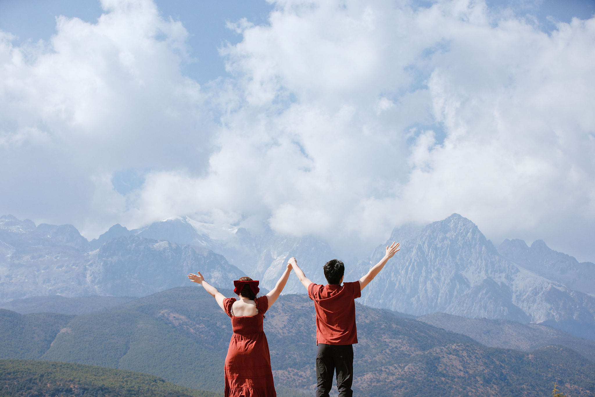 Lijiang Pre-Wedding Photoshoot | Spruce Meadow, Blue Moon Valley & Alpine Lake at Natural Lake pre-wedding photo