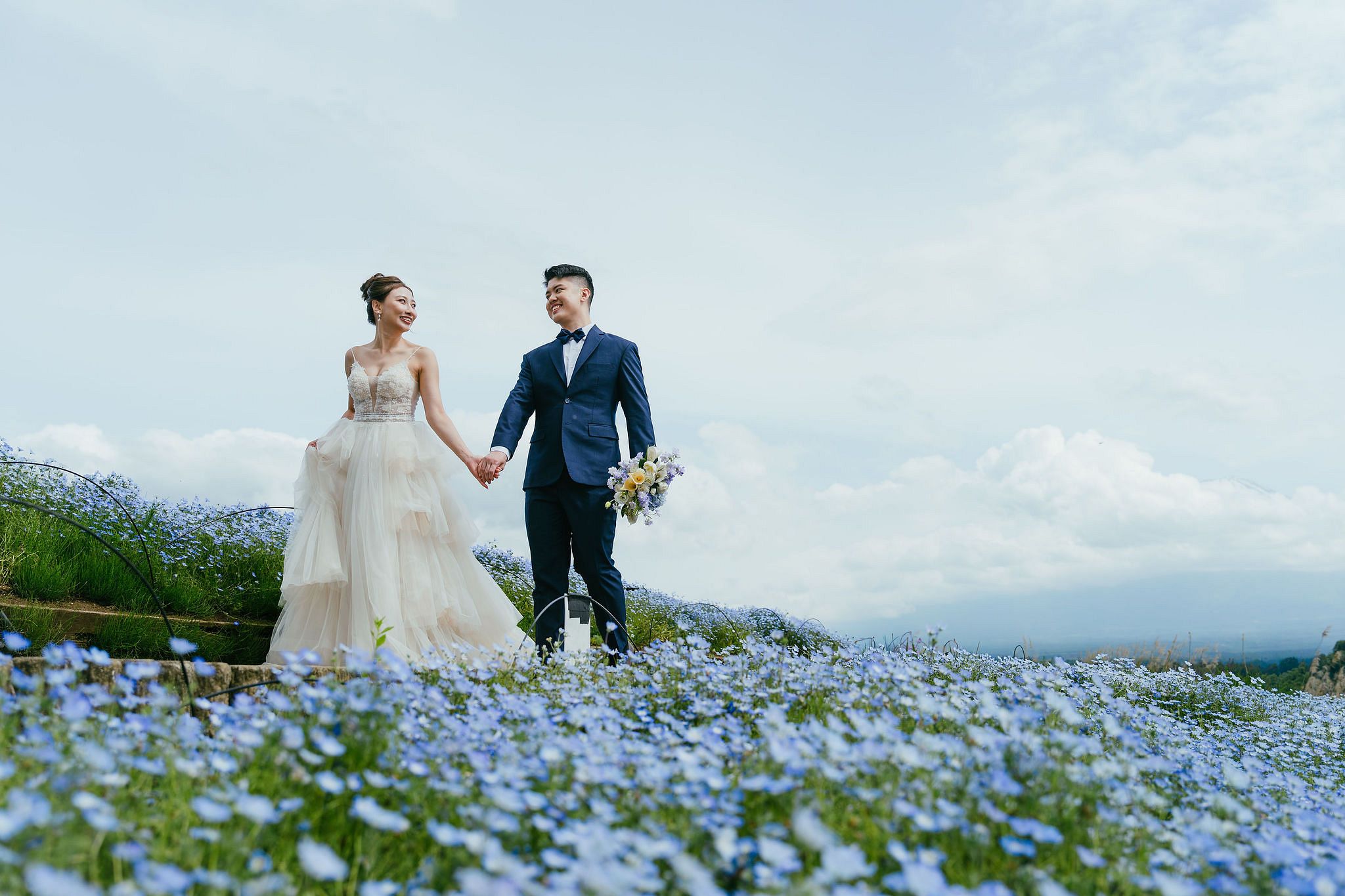 Mt. Fuji Pre-Wedding Photoshoot | Mt. Fuji Village, Oishi Park & Mt. Fuji Park at Oishi Park pre-wedding photo