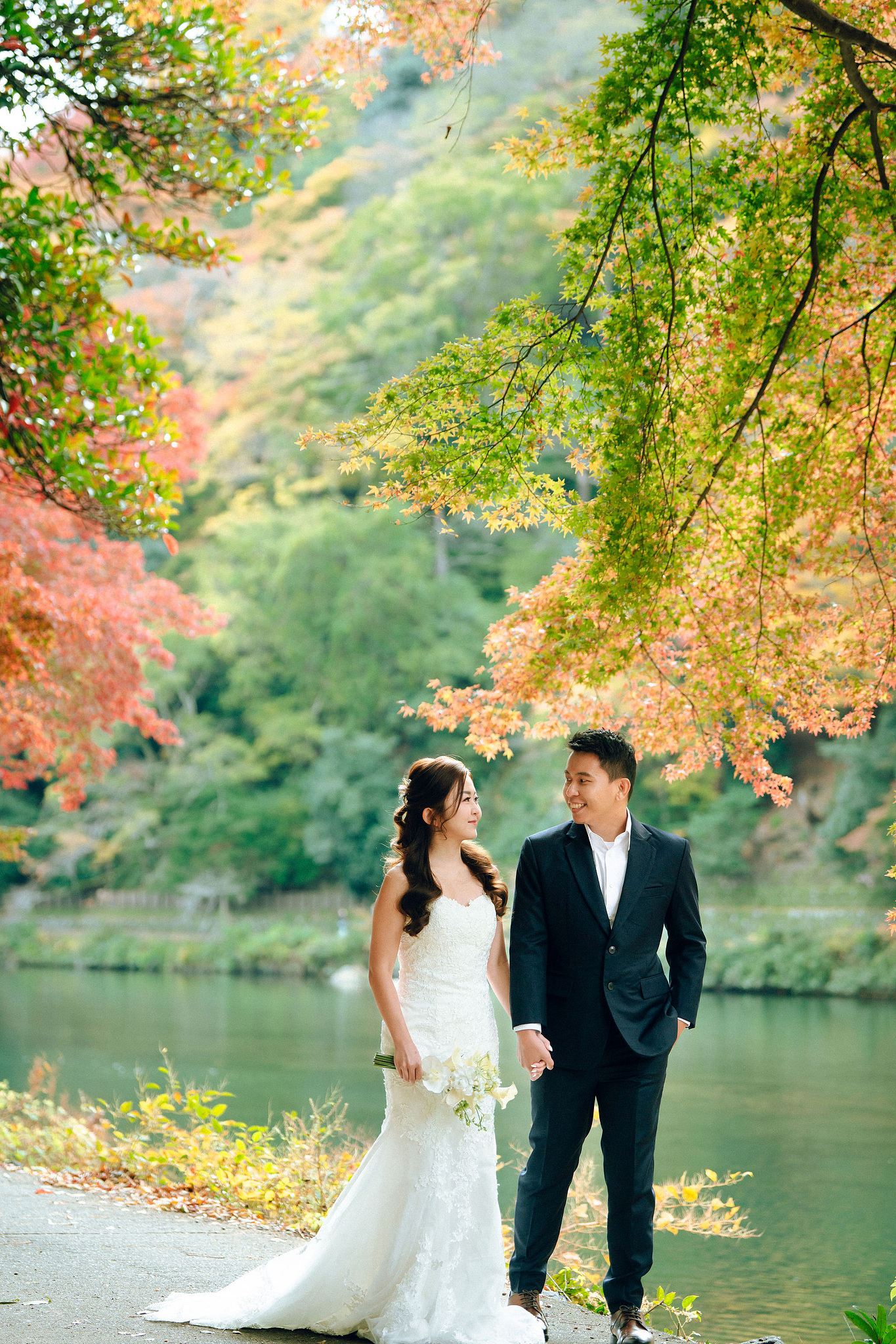 Kyoto Pre-Wedding Photoshoot | Arashiyama River, Arashiyama Temple & Mt. Wakakusa at Arashiyama River pre-wedding photo