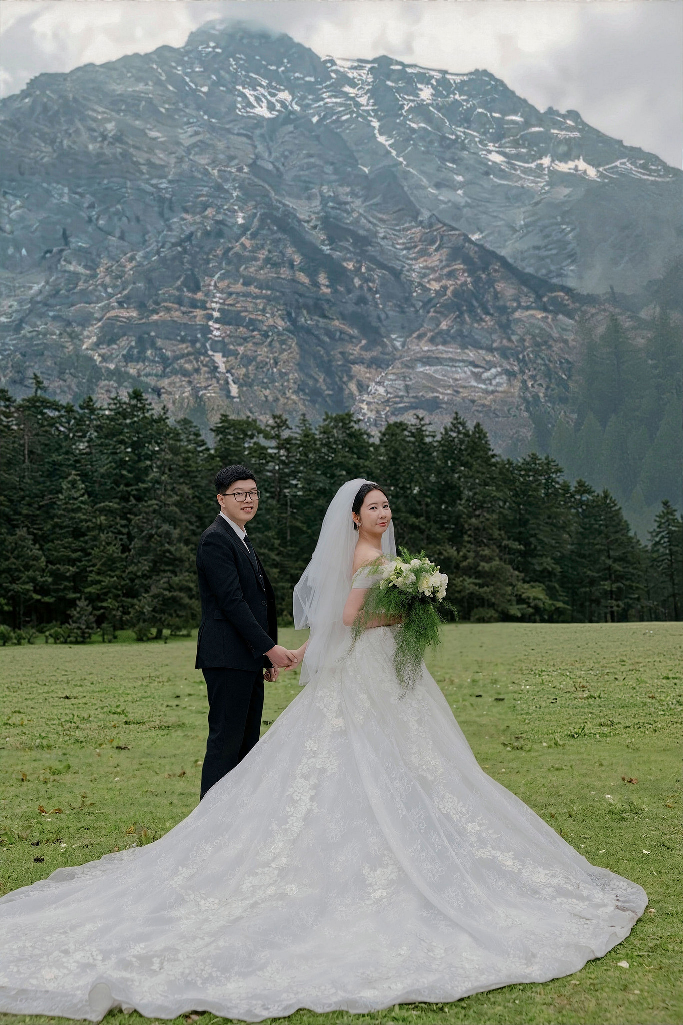 Lijiang, Yunnan Pre-Wedding Photoshoot | Spruce Meadow, Blue Moon Valley, Yulong Snow Mountain & Shuhe Ancient Town at Spruce Meadow pre-wedding photo