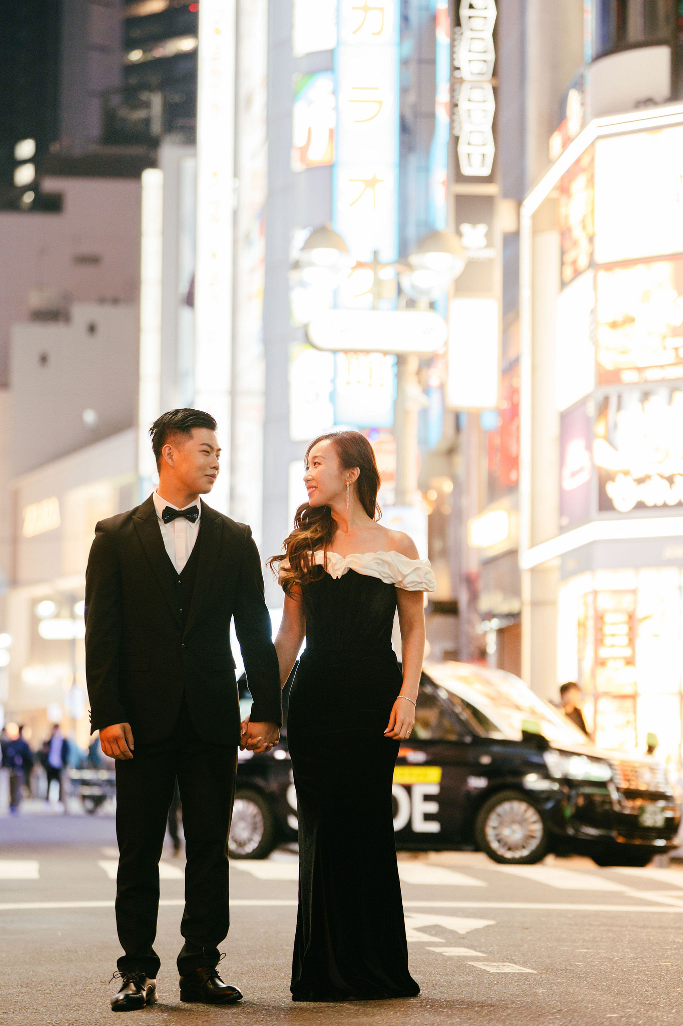 Tokyo & Mt Fuji Pre-Wedding Photoshoot | Maple Corridor, Lake Kawaguchiko & Shibuya Crossing at Shibuya Crossing pre-wedding photo