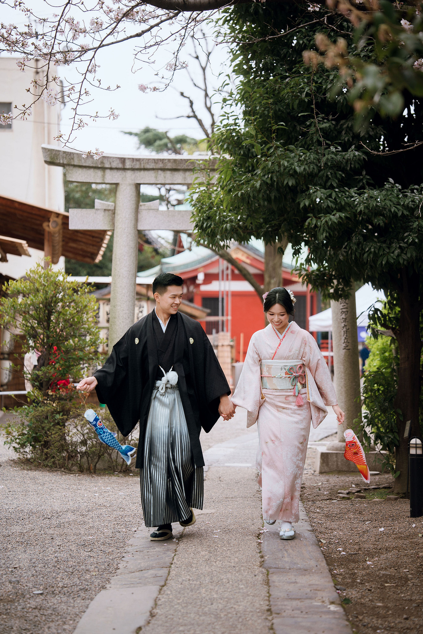 Tokyo & Mt Fuji Pre-Wedding Photoshoot | Senso-Ji Temple, Tokyo Park & Lake Kawaguchiko at Senso-Ji Temple pre-wedding photo