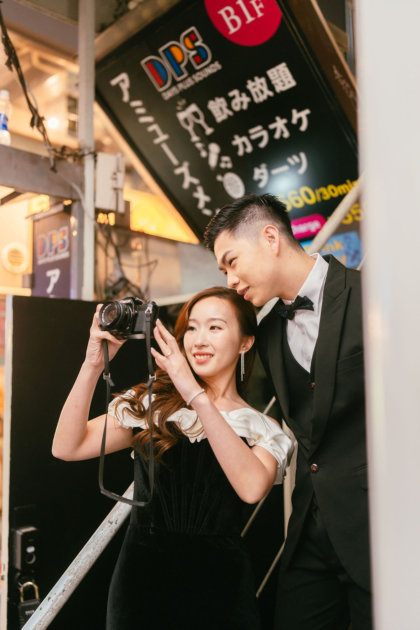 Tokyo & Mt Fuji Pre-Wedding Photoshoot | Maple Corridor, Lake Kawaguchiko & Shibuya Crossing at Shibuya Crossing pre-wedding photo