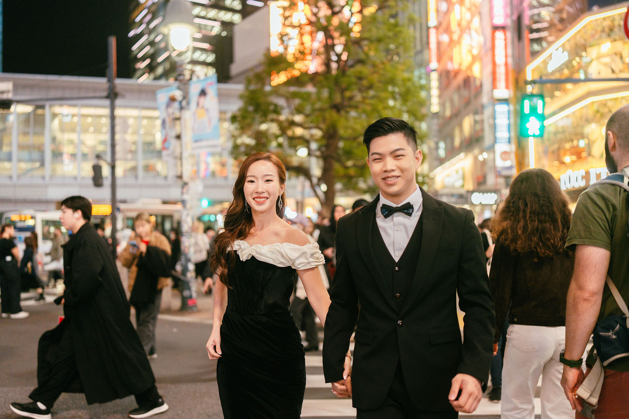 Tokyo & Mt Fuji Pre-Wedding Photoshoot | Maple Corridor, Lake Kawaguchiko & Shibuya Crossing at Shibuya Crossing pre-wedding photo