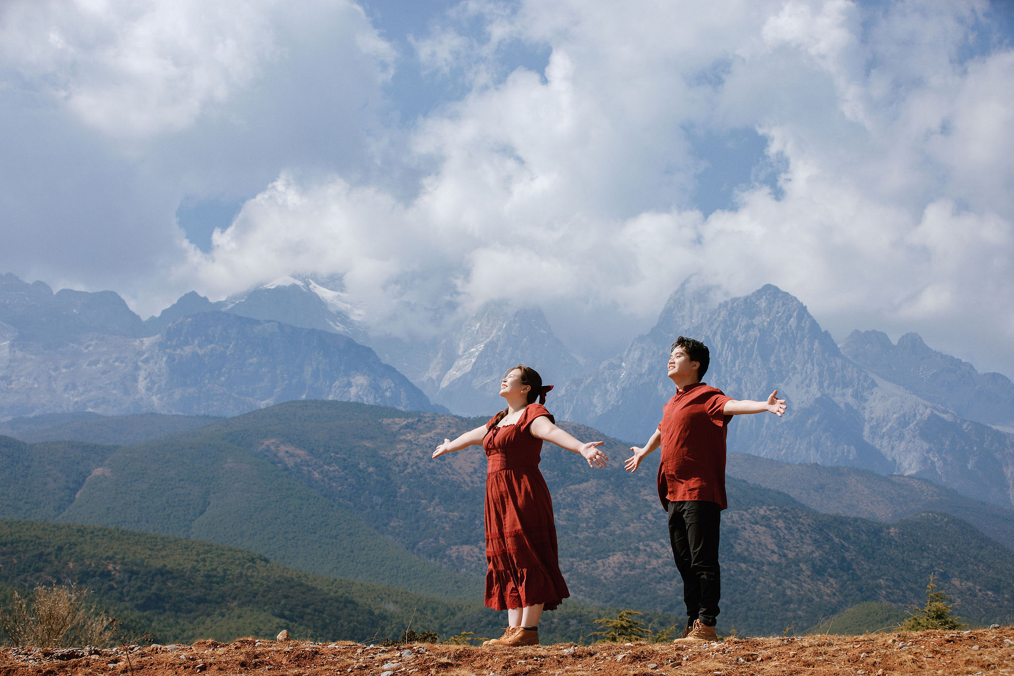 Lijiang Pre-Wedding Photoshoot | Spruce Meadow, Blue Moon Valley & Alpine Lake at Natural Lake pre-wedding photo