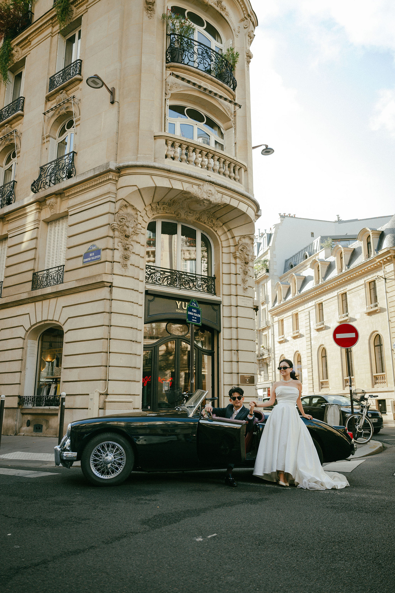 Paris Pre-Wedding Photoshoot | Bir-Hakeim Bridge, Paris Streets & Château de Fontainebleau at Paris Streets pre-wedding photo