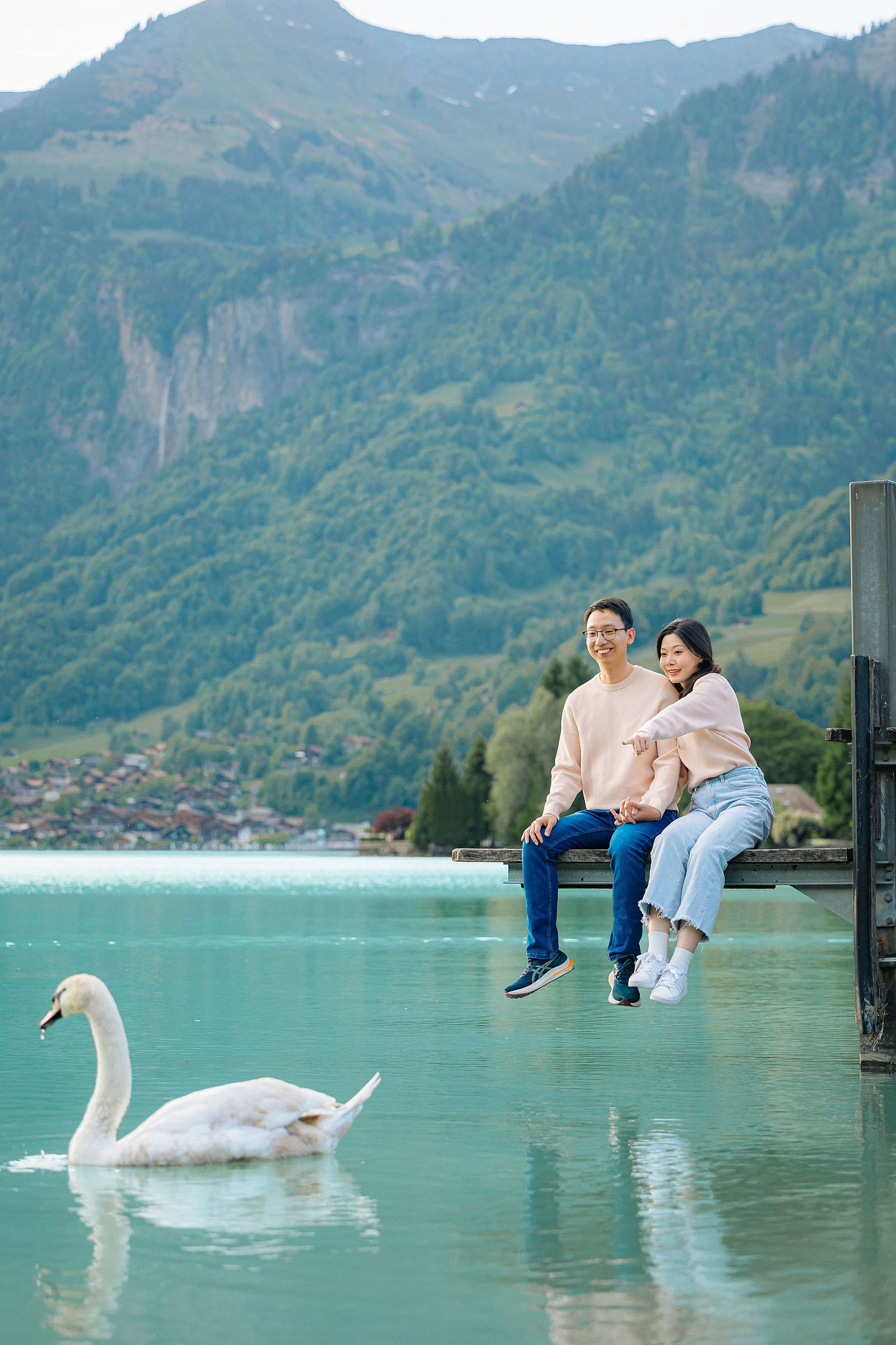 Switzerland Pre-Wedding Photoshoot | Grindelwald First & Grindelwald Village & Lake Brienz at Lake Brienz pre-wedding photo