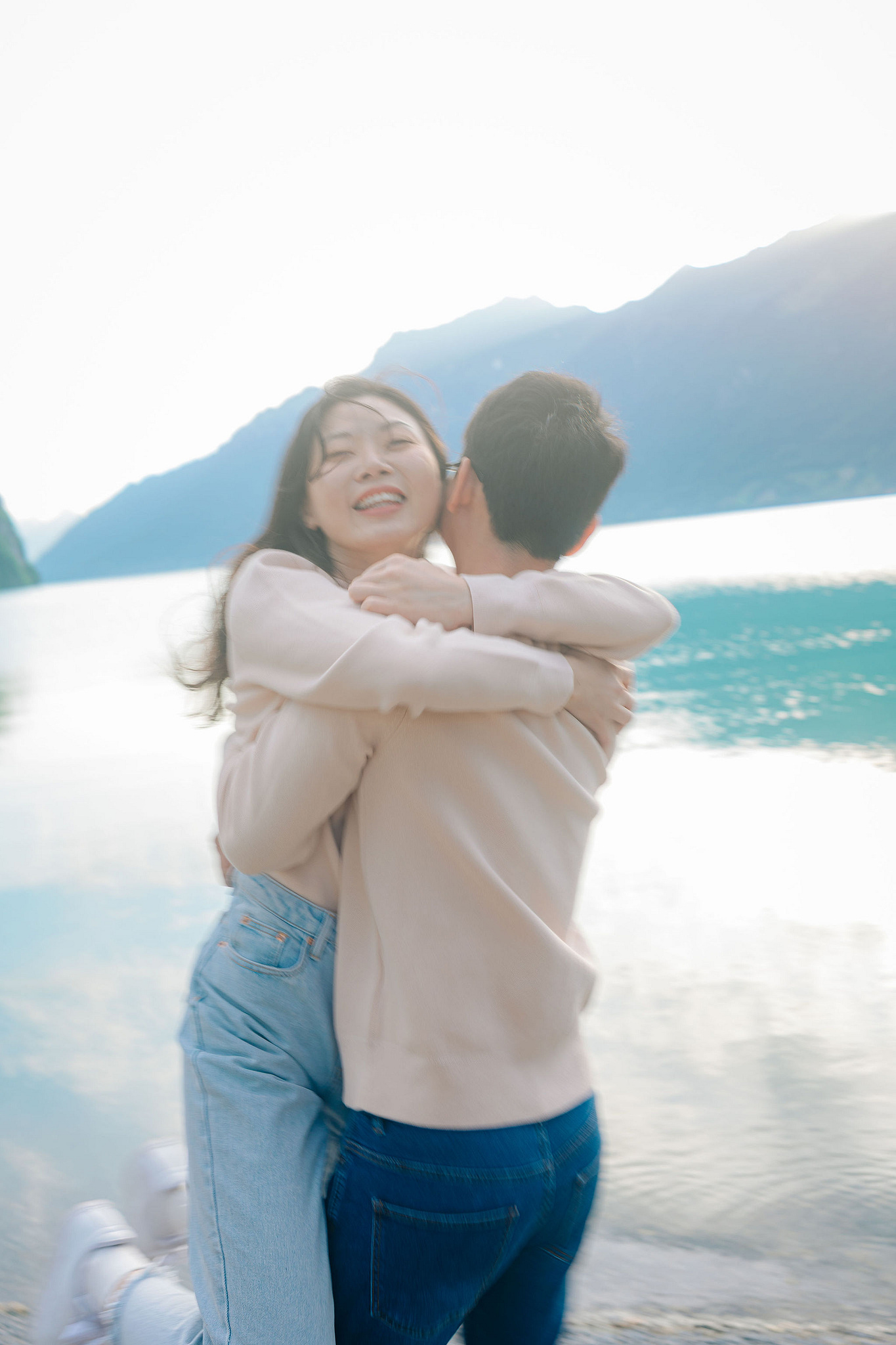 Switzerland Pre-Wedding Photoshoot | Grindelwald First & Grindelwald Village & Lake Brienz at Lake Brienz pre-wedding photo