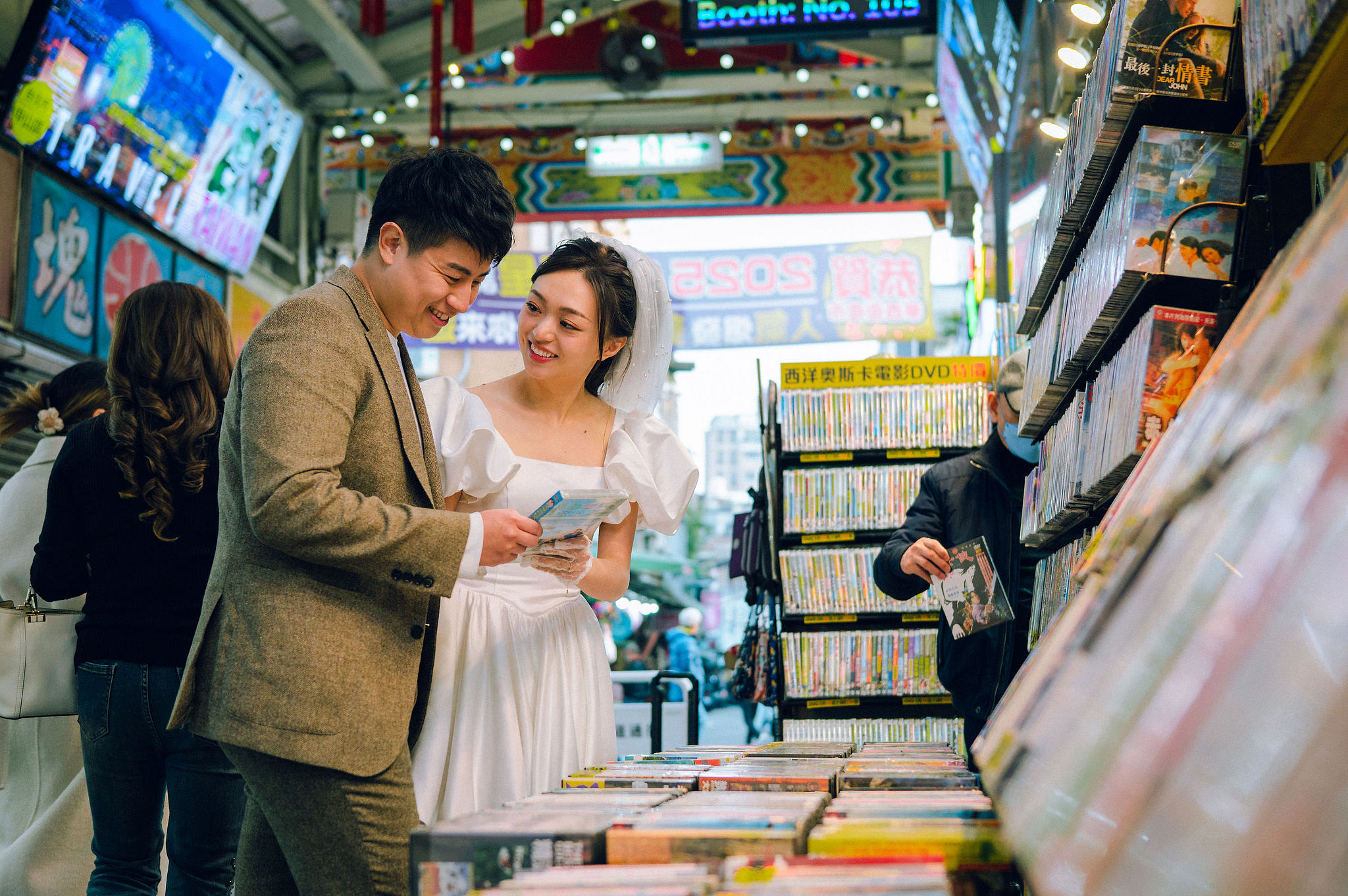 Taiwan Pre-Wedding Photoshoot | Dadaocheng, Nanjing Road & Huaxi Street at Huaxi Street pre-wedding photo