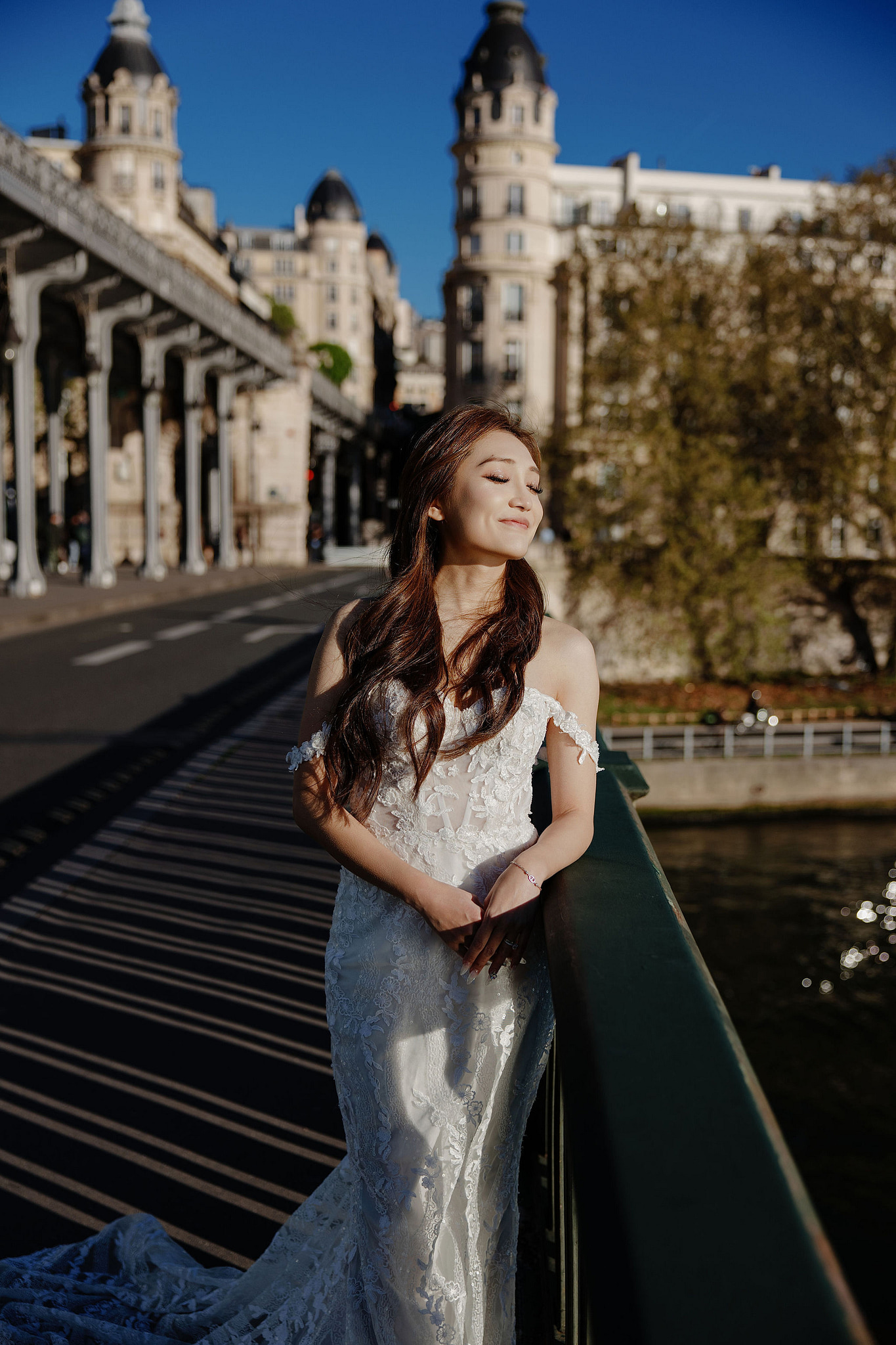 Paris Pre-Wedding Photoshoot | Place du Trocadéro, Bir-Hakeim Bridge, Sacré-Cœur Basilica, Parisian Café & Palais Royal at Bir-Hakeim Bridge pre-wedding photo