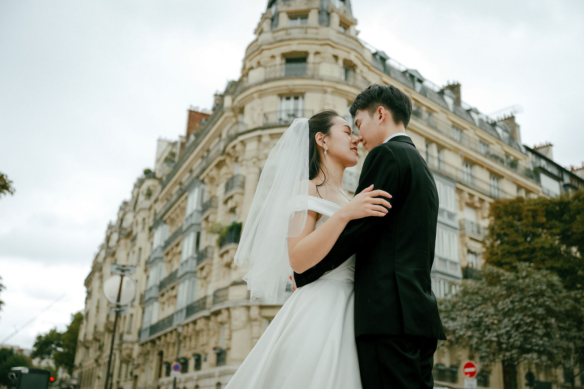 Paris Autumn Pre-Wedding Photoshoot | Place du Trocadéro, Port de Billy, Avenue de Camoëns, Louvre & Luxembourg Gardens at Luxembourg Gardens pre-wedding photo
