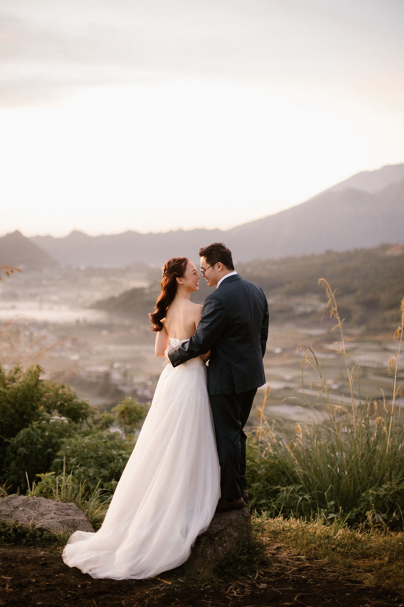 Bali Pre-Wedding Photoshoot | Pinggan Village, Lava Fields, Twin Cliff Valley & Beach at Pinggan Village   pre-wedding photo