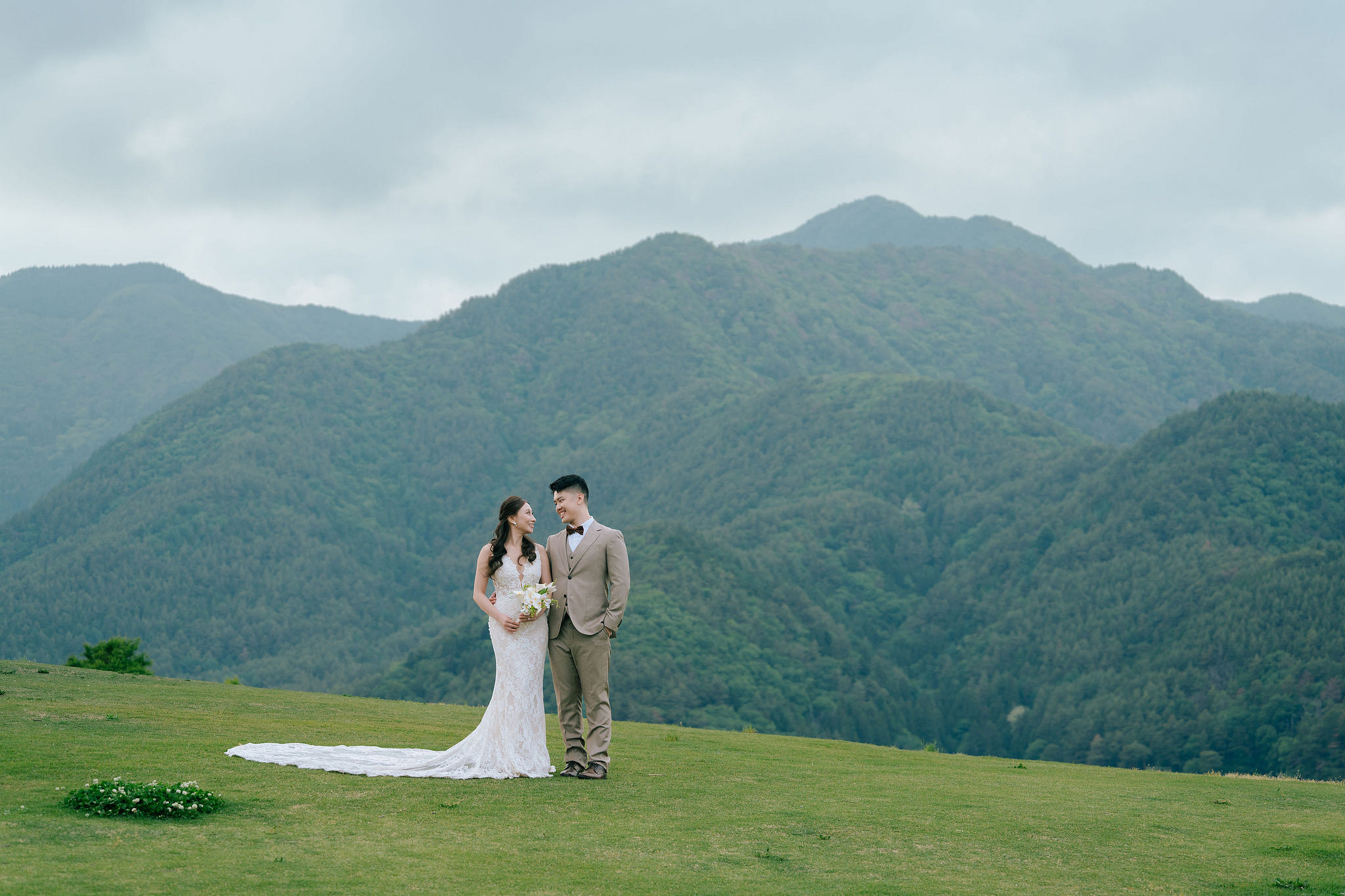 Mt. Fuji Pre-Wedding Photoshoot | Mt. Fuji Village, Oishi Park & Mt. Fuji Park at Mt. Fuji Park pre-wedding photo