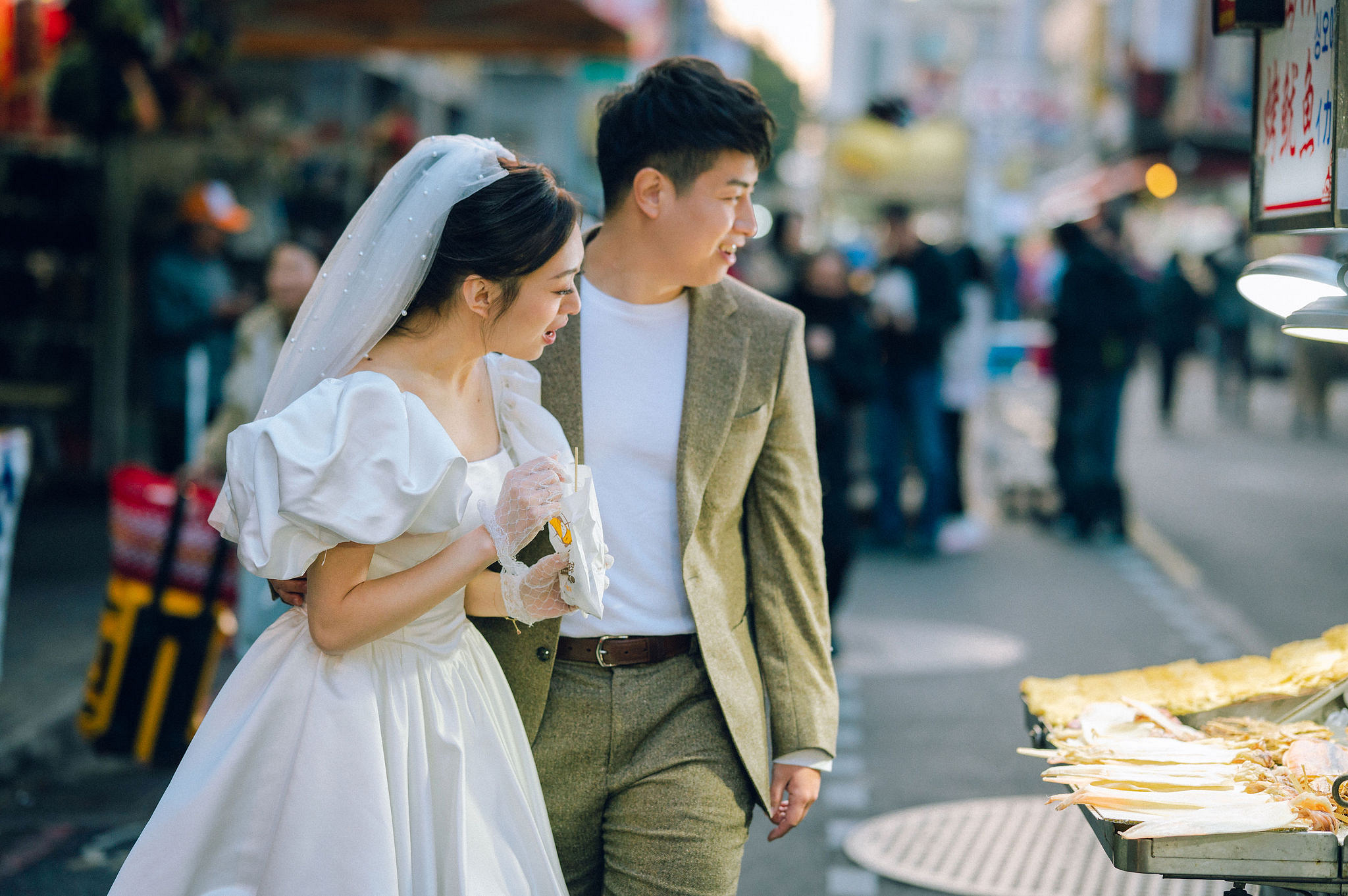 Taiwan Pre-Wedding Photoshoot | Dadaocheng, Nanjing Road & Huaxi Street at Huaxi Street pre-wedding photo