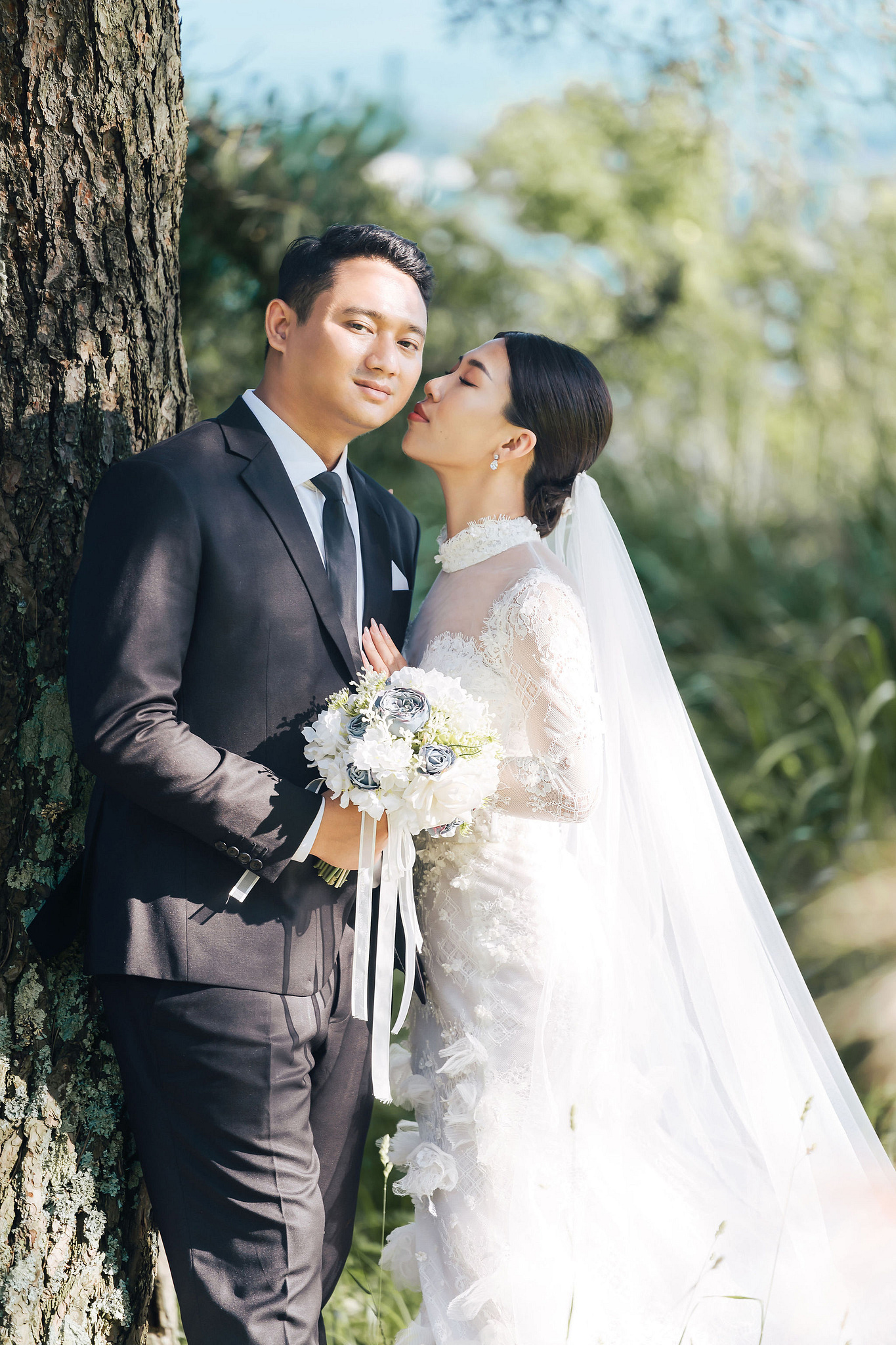 Mt. Fuji & Tokyo Pre-Wedding Photoshoot | Chureito Pagoda, Lake Kawaguchiko & Shinjuku at Lake Kawaguchiko pre-wedding photo
