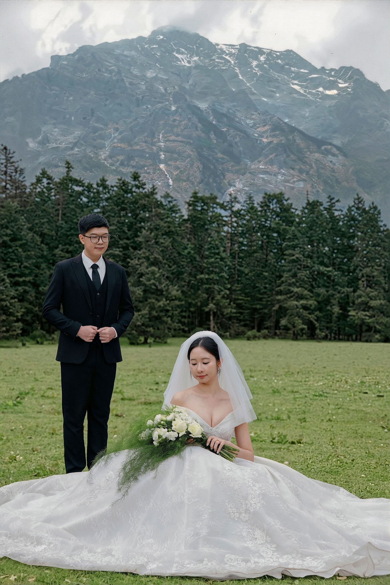 Lijiang, Yunnan Pre-Wedding Photoshoot | Spruce Meadow, Blue Moon Valley, Yulong Snow Mountain & Shuhe Ancient Town at Spruce Meadow pre-wedding photo