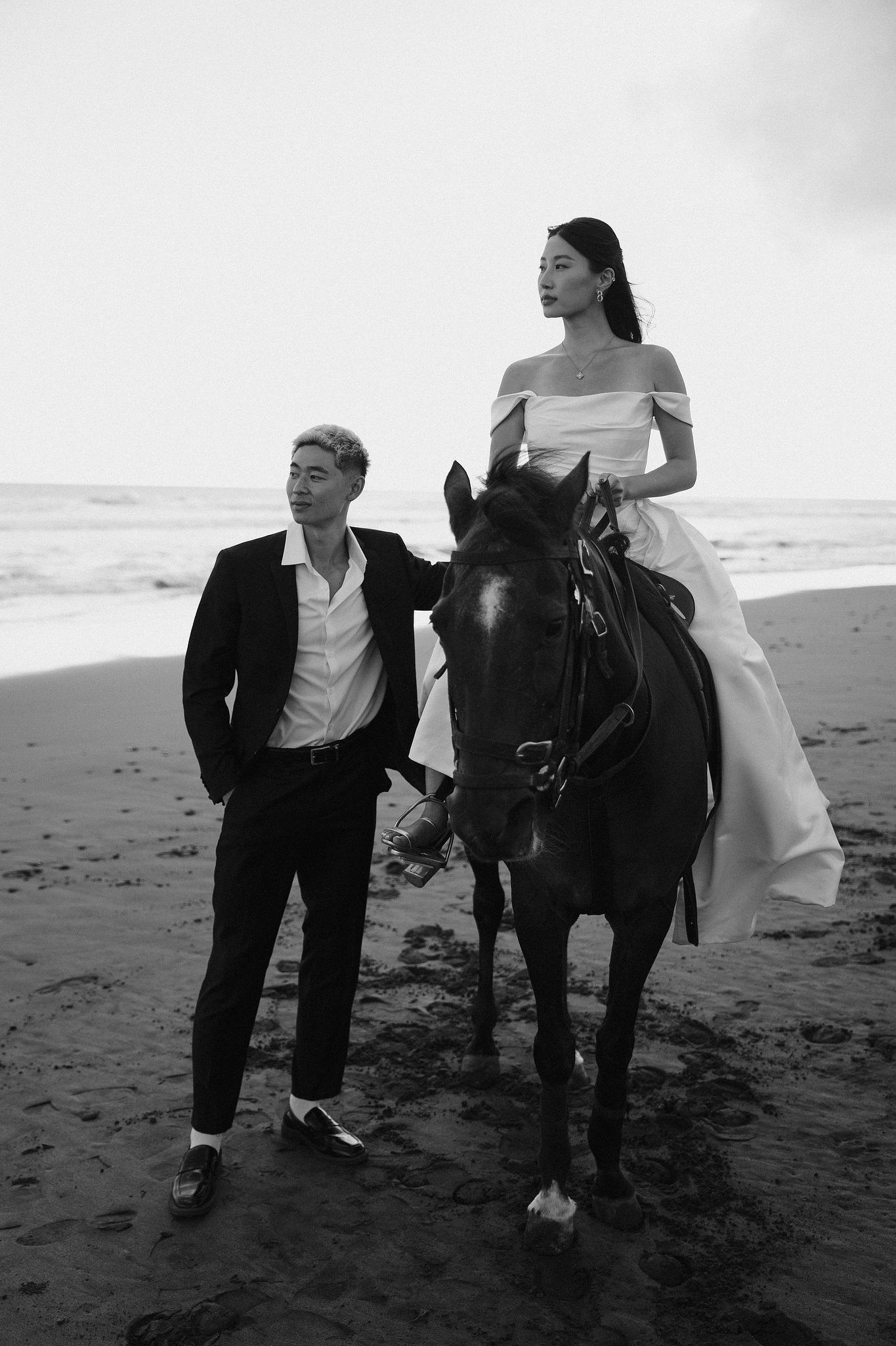 Bali Pre-Wedding Photoshoot | Mt. Batur Pinggan Village, Gelato Diner & Black Sand Beach at Beach   pre-wedding photo