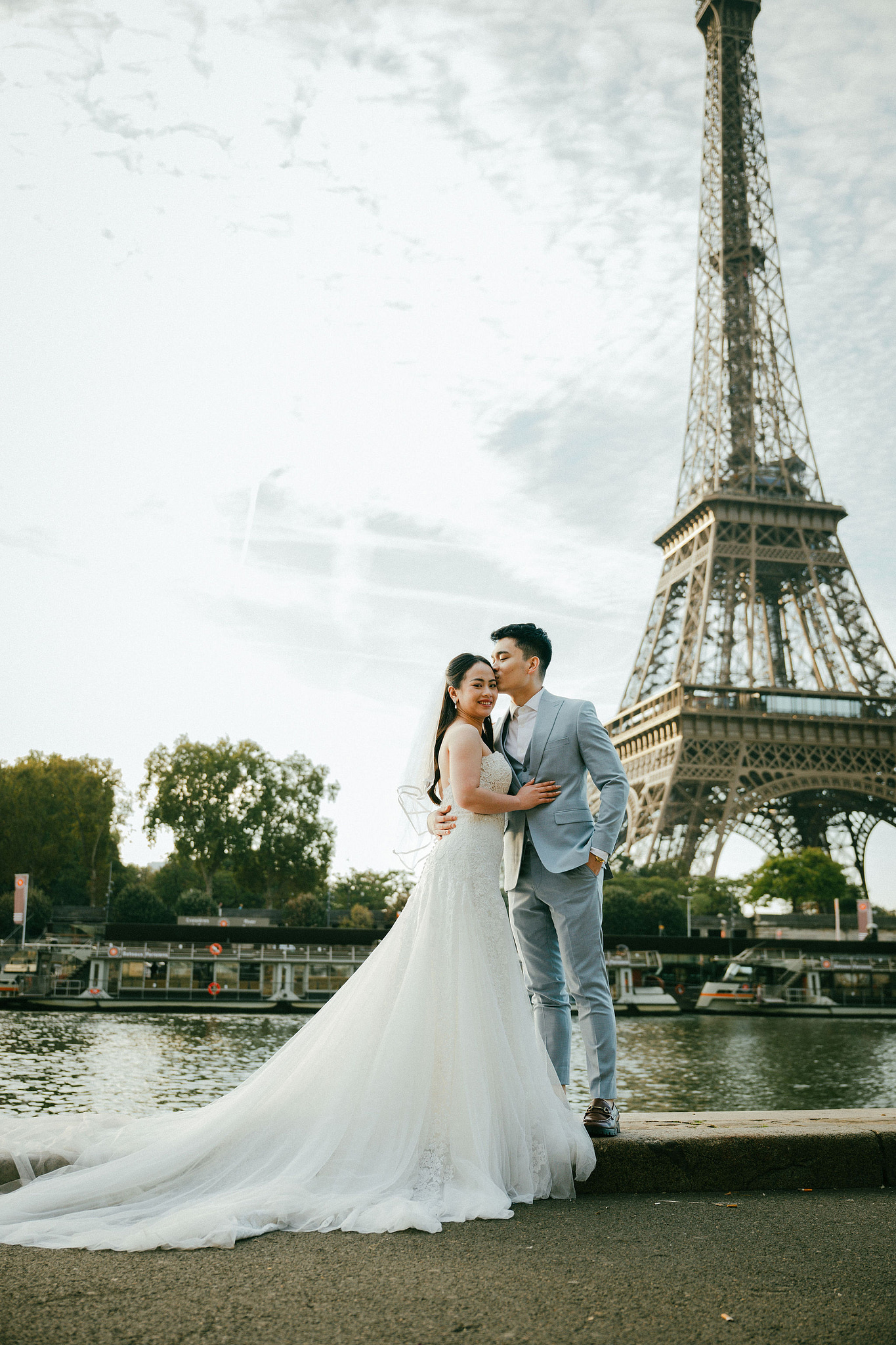 Paris Pre-Wedding Photoshoot | Trocadéro, Vintage Car, Parisian Café, Paris Rooftop & Louvre at Place du Trocadéro pre-wedding photo