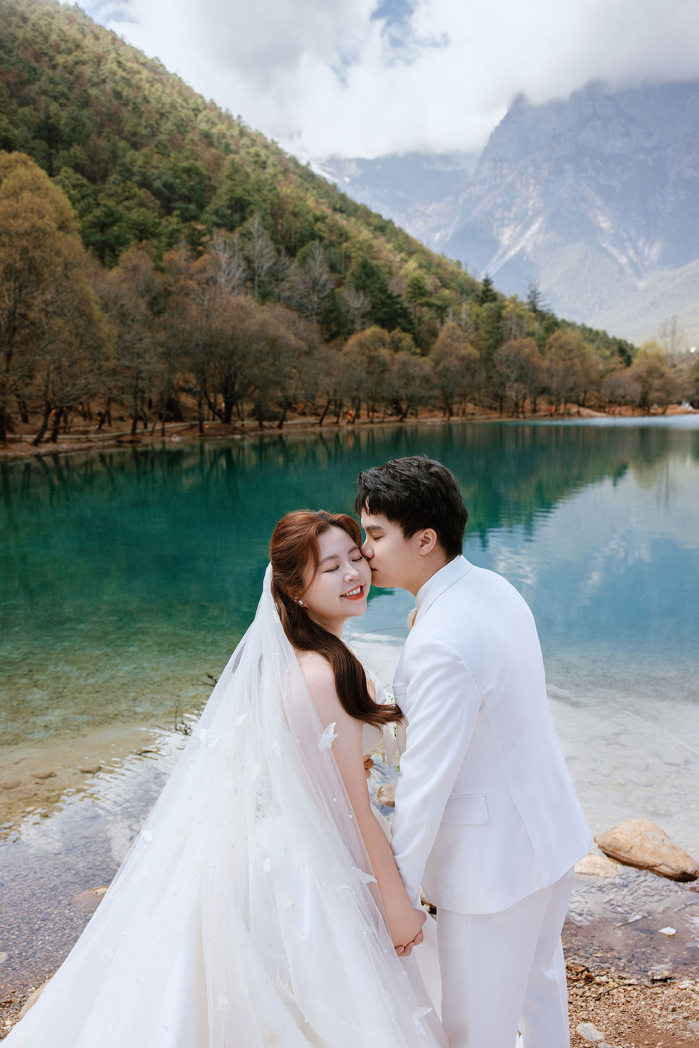 Lijiang Pre-Wedding Photoshoot | Spruce Meadow, Blue Moon Valley & Alpine Lake at Blue Moon Valley pre-wedding photo