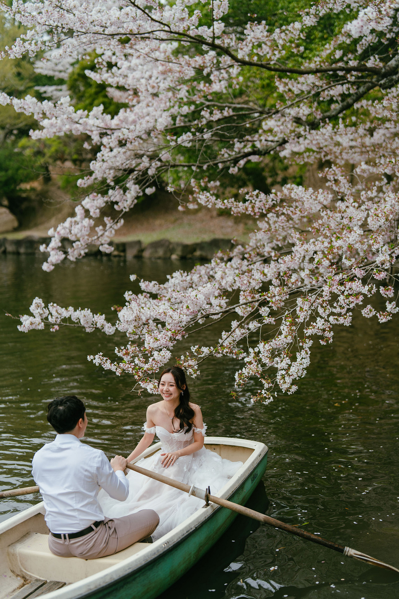 Kyoto Pre-Wedding Photoshoot | Fushimi Inari, Nara Deer Park & Mt. Wakakusa at Nara Deer Park pre-wedding photo