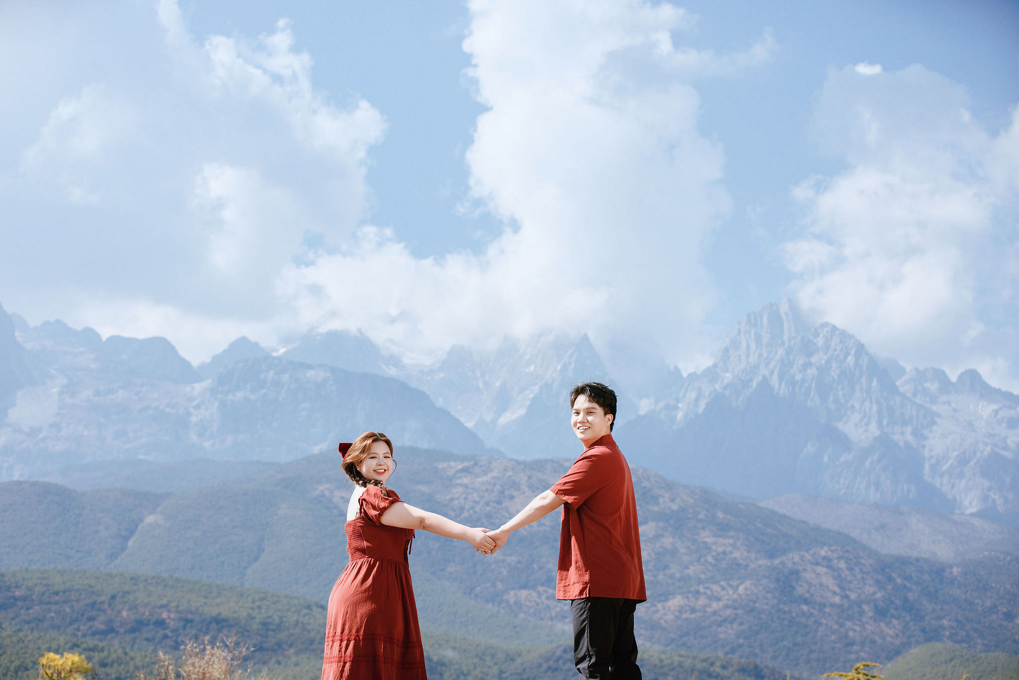 Lijiang Pre-Wedding Photoshoot | Spruce Meadow, Blue Moon Valley & Alpine Lake at Natural Lake pre-wedding photo