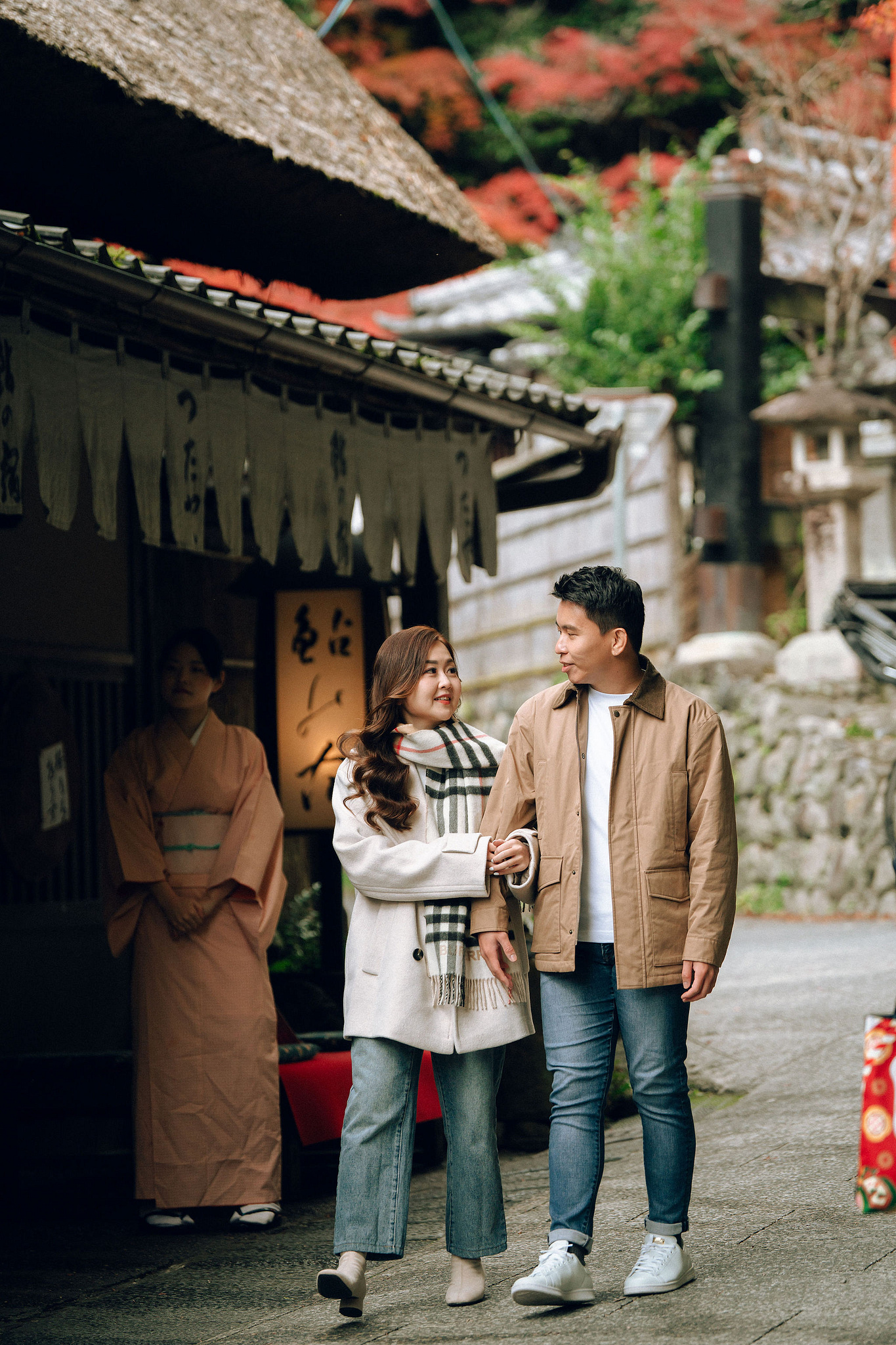 Kyoto Pre-Wedding Photoshoot | Arashiyama River, Arashiyama Temple & Mt. Wakakusa at Arashiyama Temple pre-wedding photo
