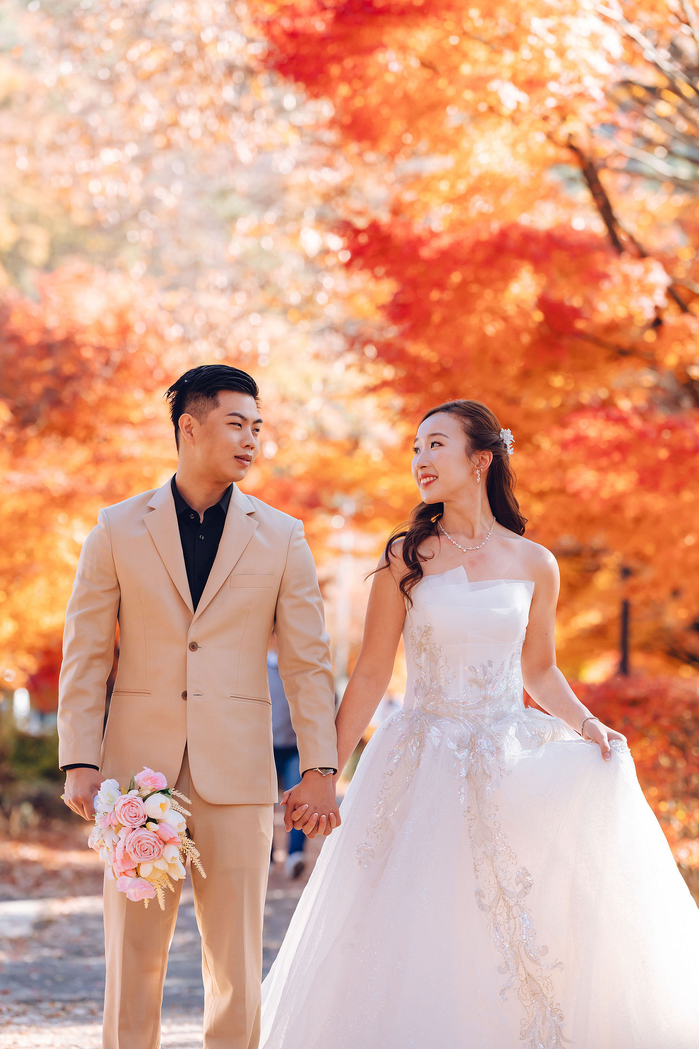 Tokyo & Mt Fuji Pre-Wedding Photoshoot | Maple Corridor, Lake Kawaguchiko & Shibuya Crossing at Maple Corridor (Momiji Kairo) pre-wedding photo