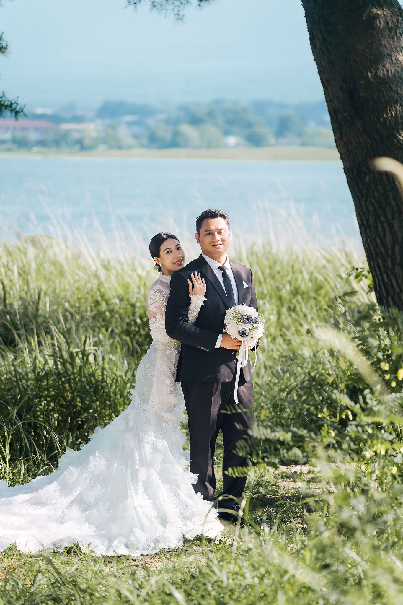 Mt. Fuji & Tokyo Pre-Wedding Photoshoot | Chureito Pagoda, Lake Kawaguchiko & Shinjuku at Lake Kawaguchiko pre-wedding photo
