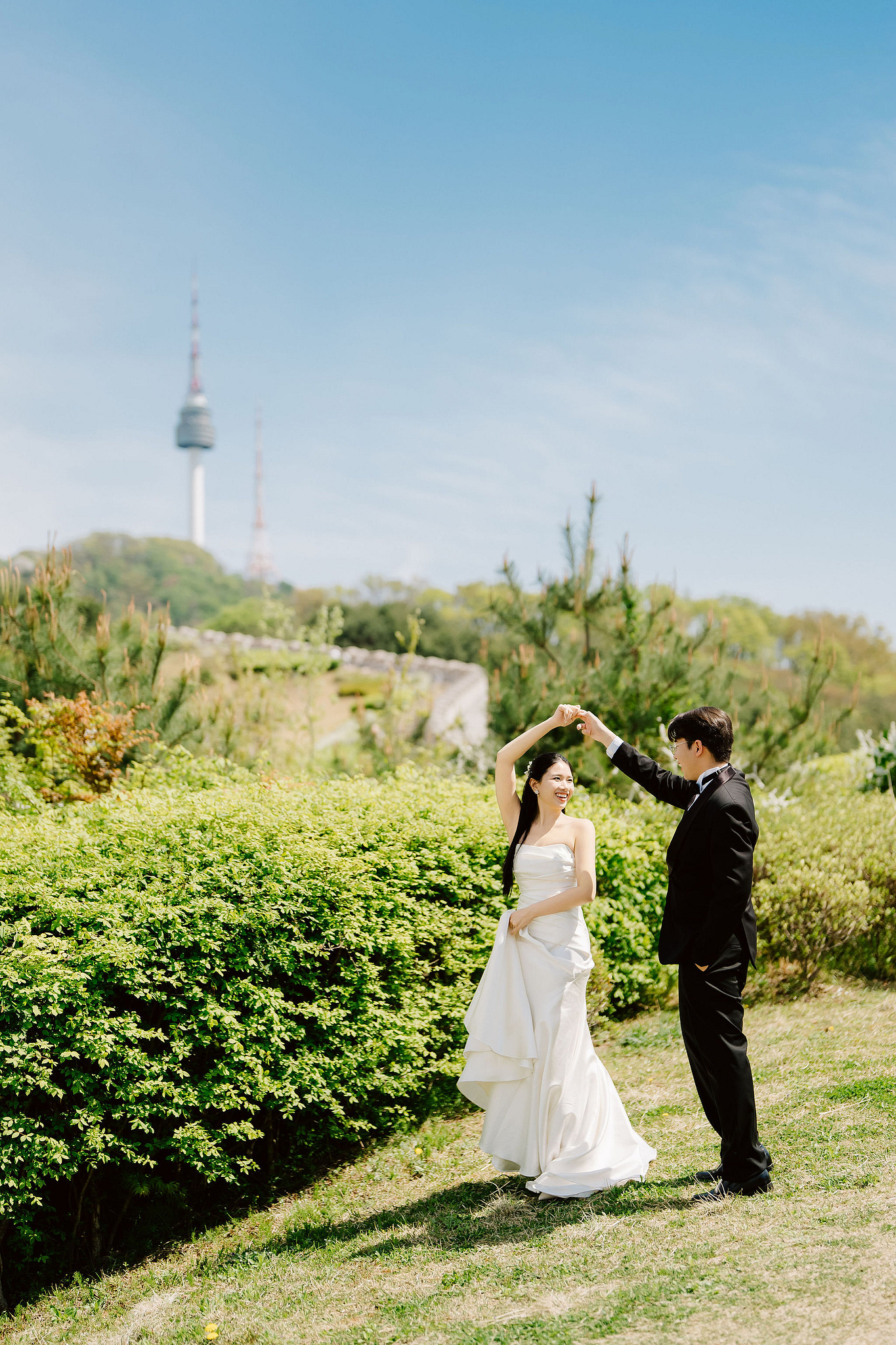 Seoul Pre-Wedding Photoshoot | Namsan, City Streets & Hangang Park at Namsan pre-wedding photo