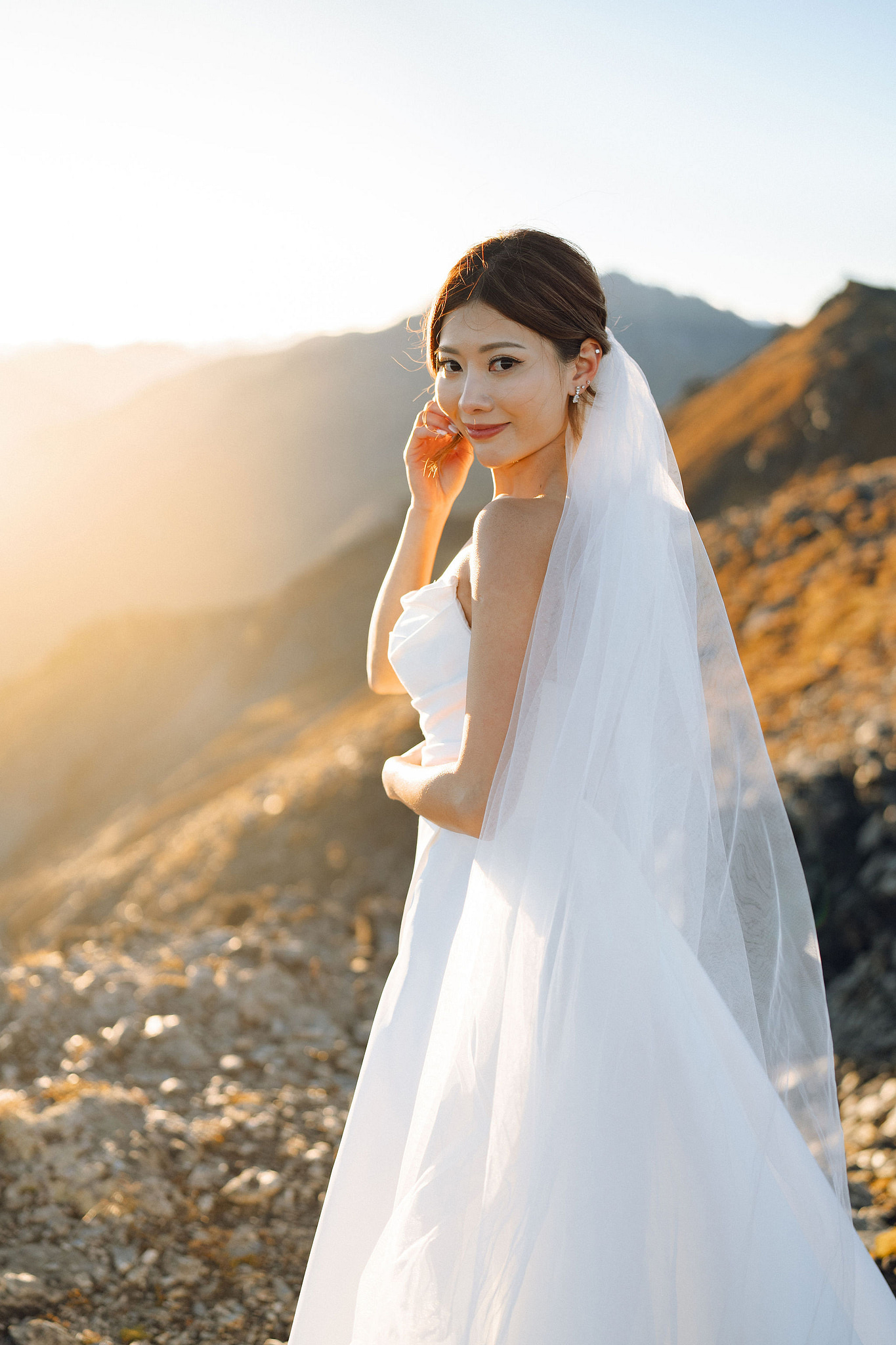 New Zealand Autumn Pre-Wedding Photoshoot Twin Peak Skippers Canyon Alpaca Farm Hilltop Cardrona Night Shoot Kombi Van at Twin Peak pre-wedding photo