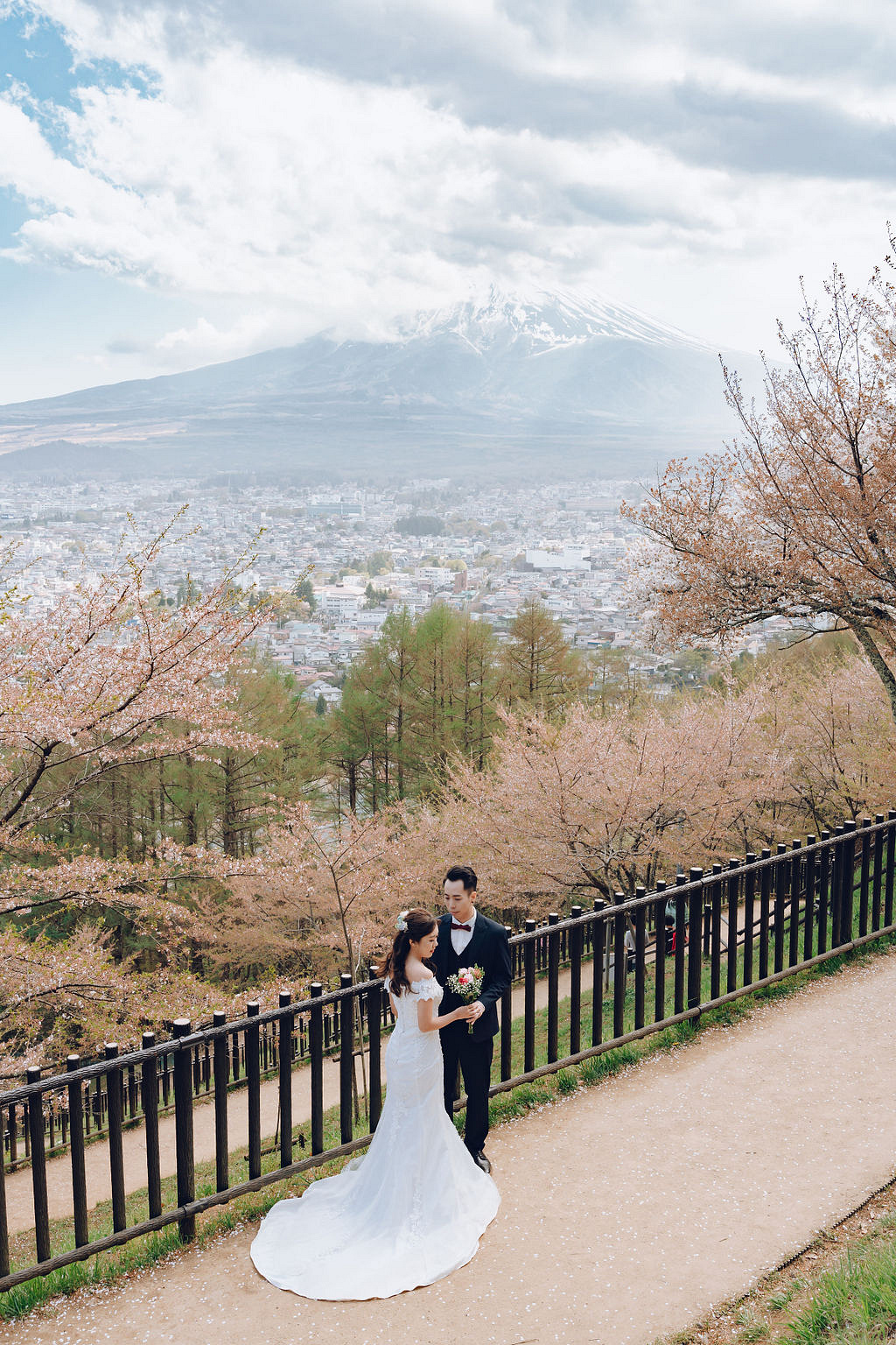 Tokyo & Mt Fuji Pre-Wedding Photoshoot | Mt Fuji Shrine, Chureito Pagoda & Lake Kawaguchiko at Chureito Pagoda pre-wedding photo
