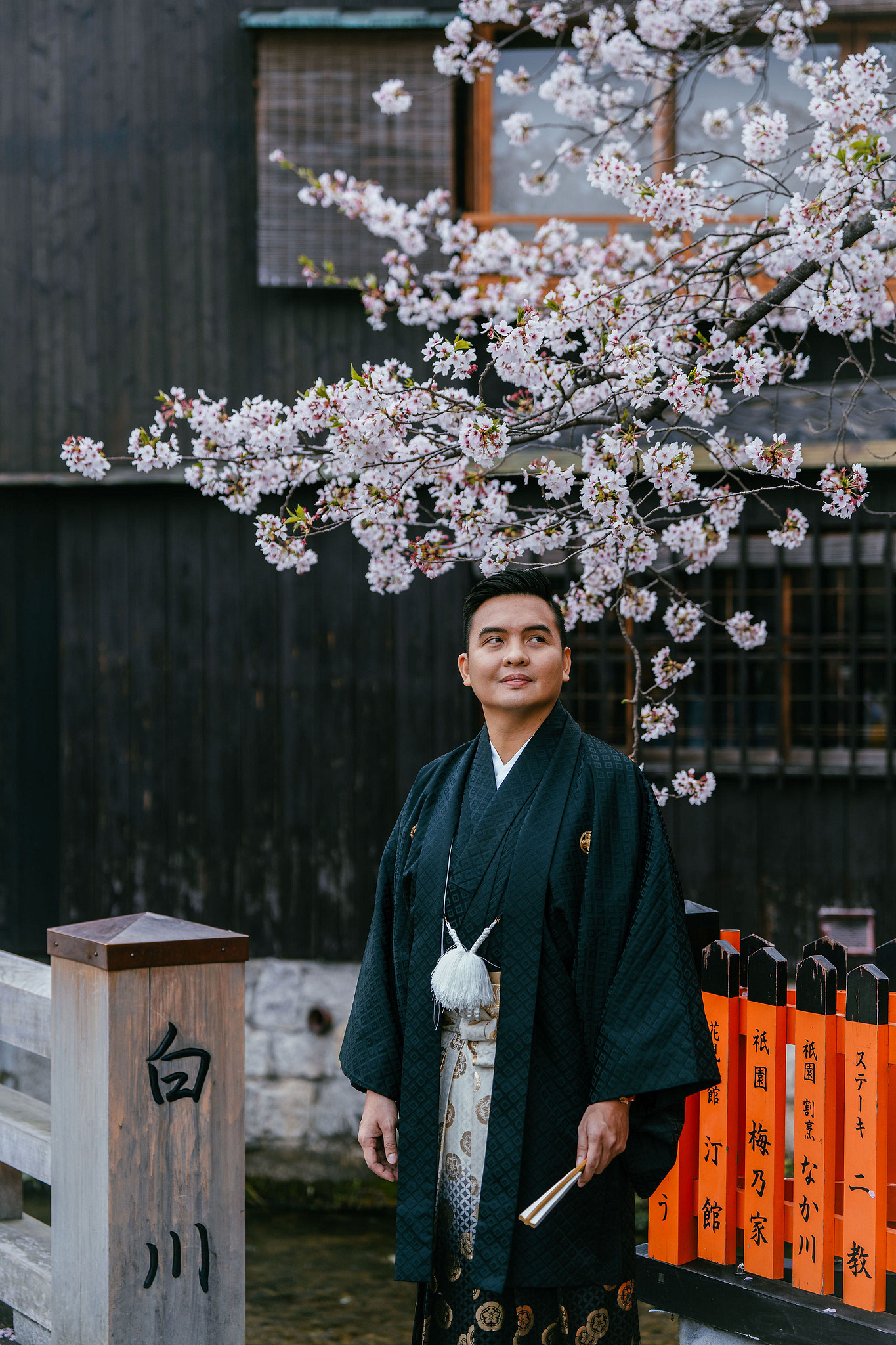 Kyoto Pre-Wedding Photoshoot | Gion Canal, Ninenzaka & Mount Wakakusa at Gion Shirakawa Canal pre-wedding photo