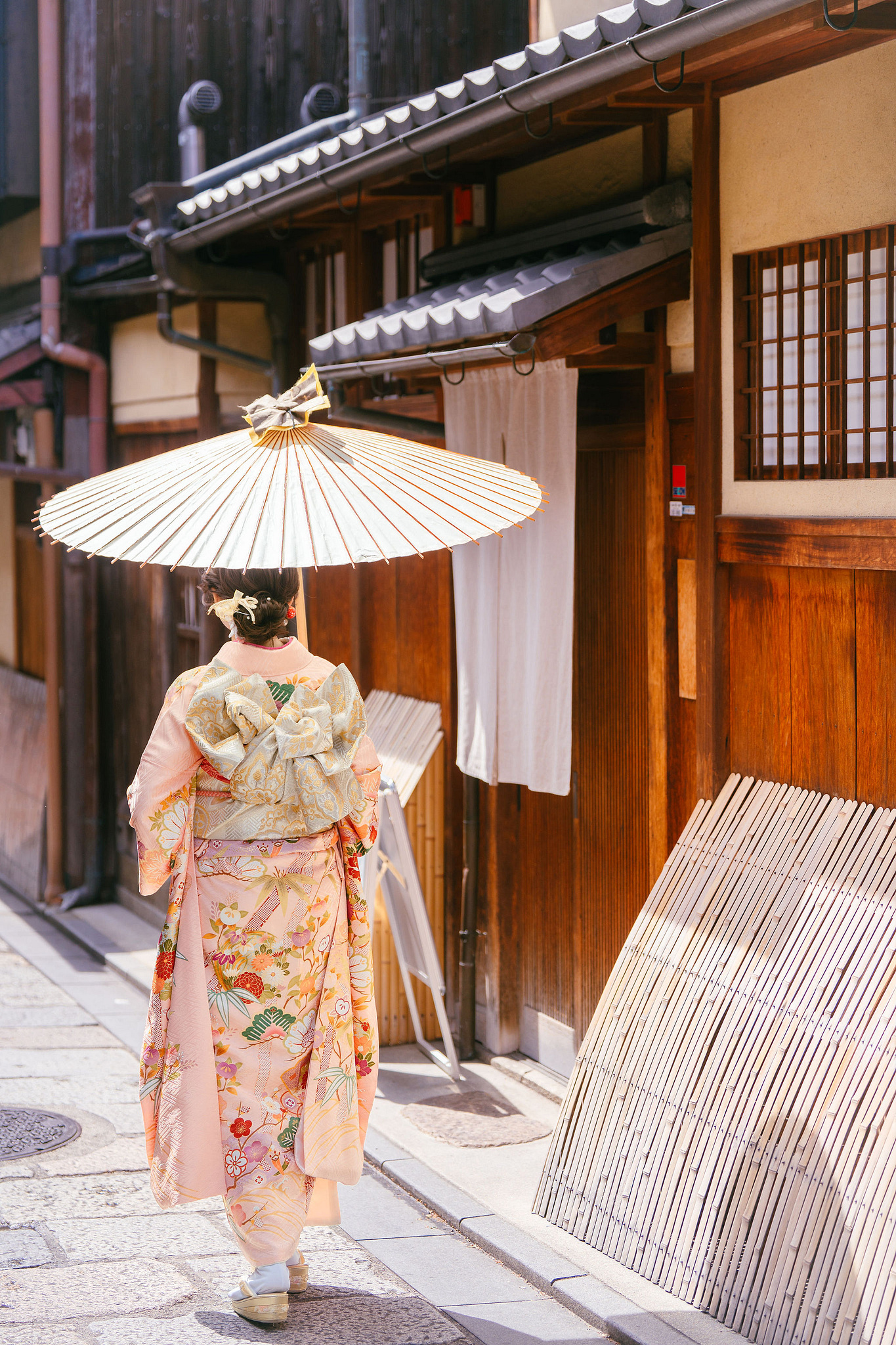 Kyoto Pre-Wedding Photoshoot | Nara Park, Gion & Mount Wakakusa at Gion pre-wedding photo