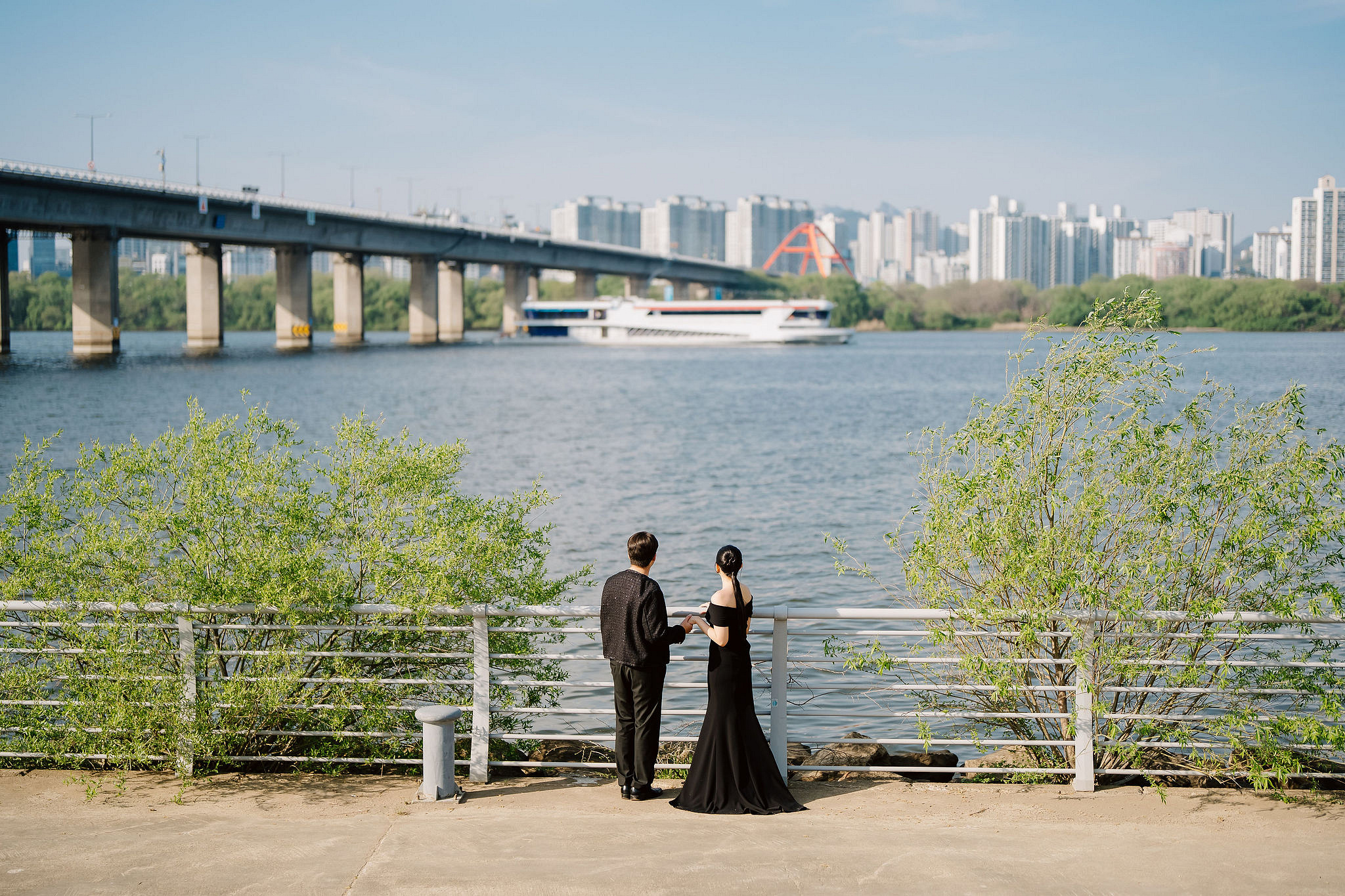 Seoul Pre-Wedding Photoshoot | Namsan, City Streets & Hangang Park at Hangang Park pre-wedding photo