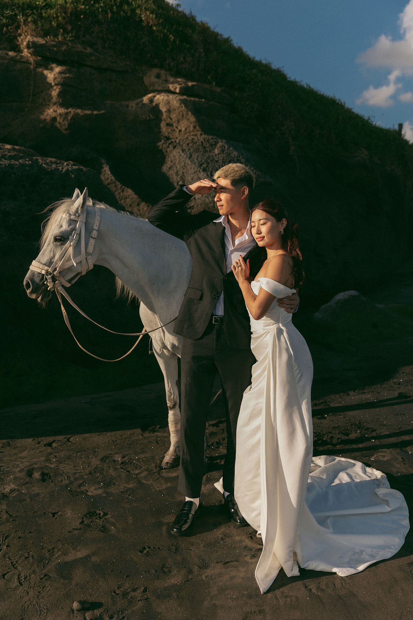 Bali Pre-Wedding Photoshoot | Mt. Batur Pinggan Village, Gelato Diner & Black Sand Beach at Beach   pre-wedding photo
