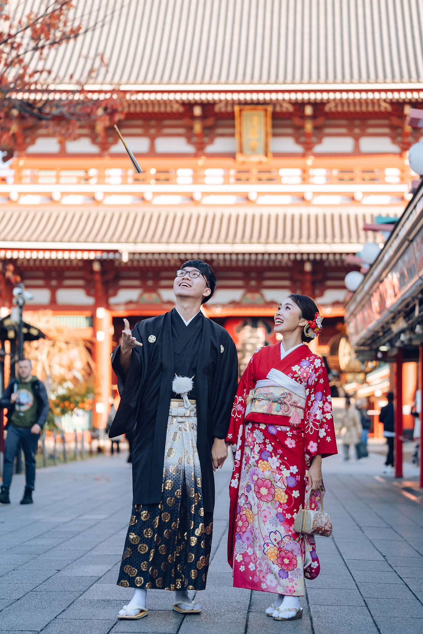 Tokyo & Mt Fuji Pre-Wedding Photoshoot | Asakusa Temple, Maple Corridor, Susuki Fields & Lake Kawaguchiko at Asakusa Temple pre-wedding photo
