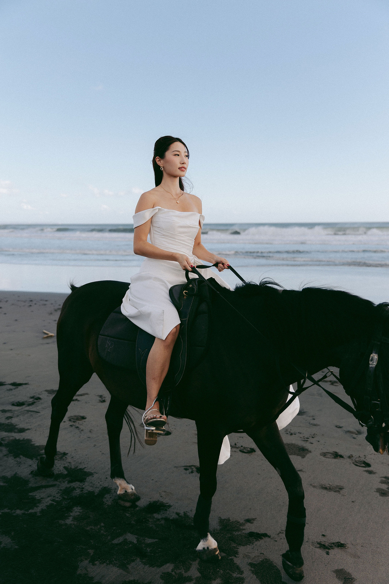Bali Pre-Wedding Photoshoot | Mt. Batur Pinggan Village, Gelato Diner & Black Sand Beach at Beach   pre-wedding photo
