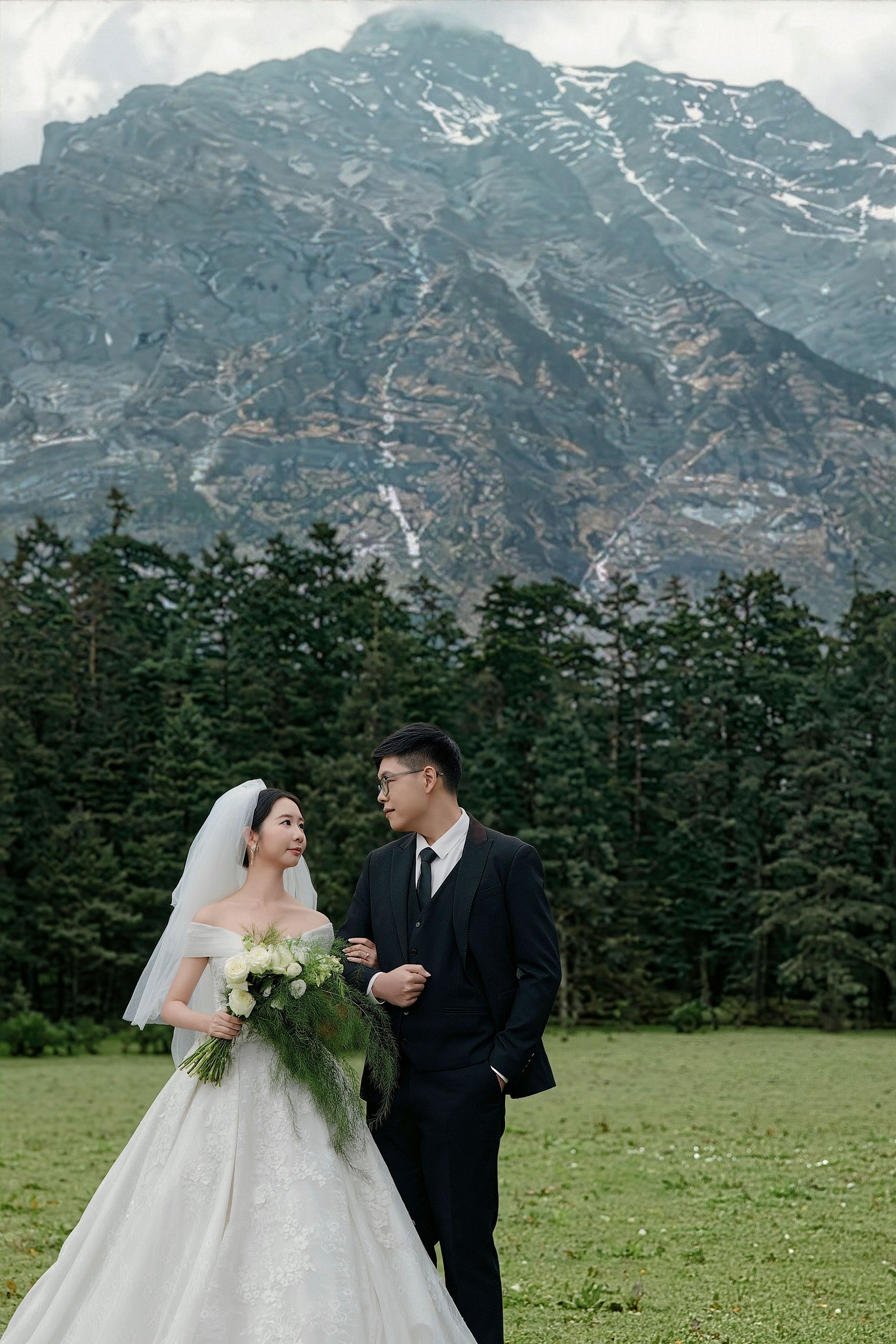 Lijiang, Yunnan Pre-Wedding Photoshoot | Spruce Meadow, Blue Moon Valley, Yulong Snow Mountain & Shuhe Ancient Town at Spruce Meadow pre-wedding photo
