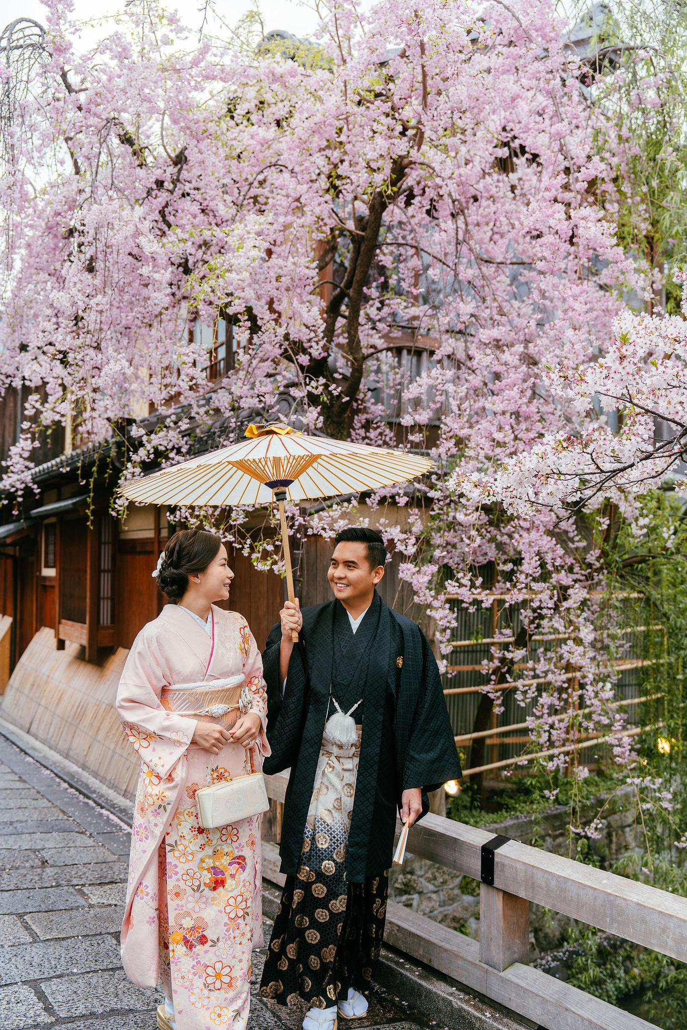 Kyoto Pre-Wedding Photoshoot | Gion Canal, Ninenzaka & Mount Wakakusa at Gion Shirakawa Canal pre-wedding photo